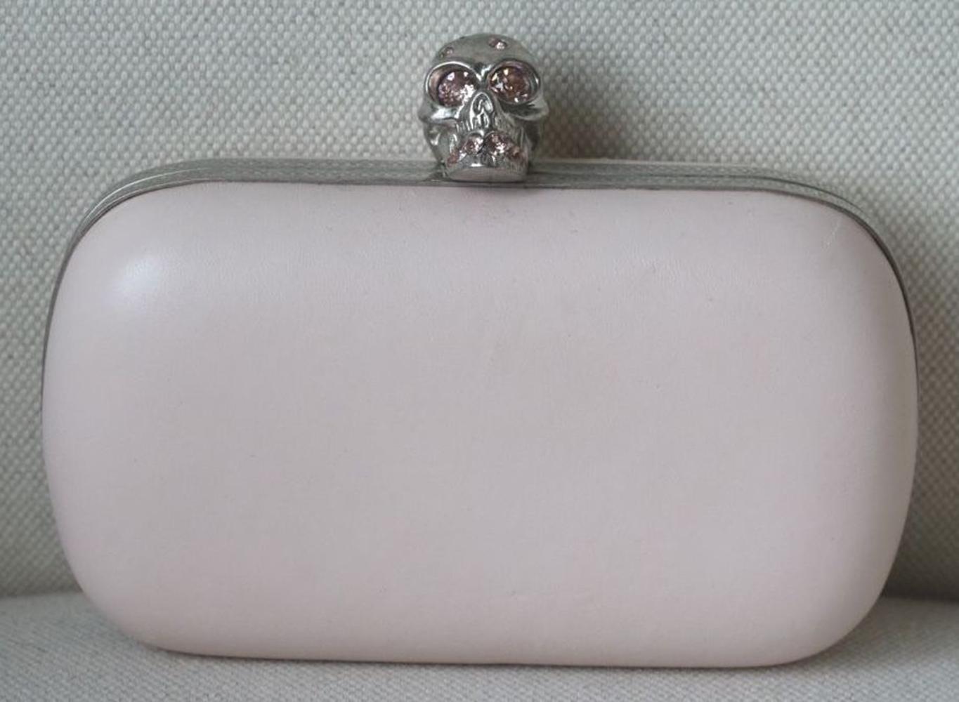 With a Swarovski crystal embellished skull clasp. Alexander McQueen's box clutch embodies the label's punk-luxe aesthetic. 

Dimensions: Approx. 14 x 9 x 5 cm 

Condition: As new condition, no sign of wear. 

*Please note, this bag does not come