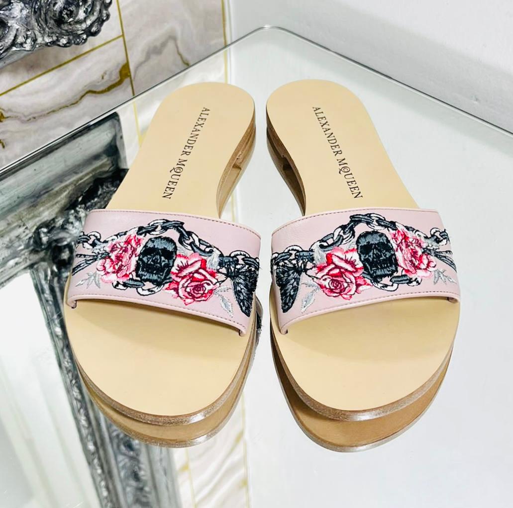 Alexander McQueen Leather Skull Embroidered Slides

Blush pink wide strapped flats detailed with skull and roses embroidery.

Featuring nude insoles with 'Alexander McQueen' inscription.

Size – 37

Condition – Excellent

Composition –