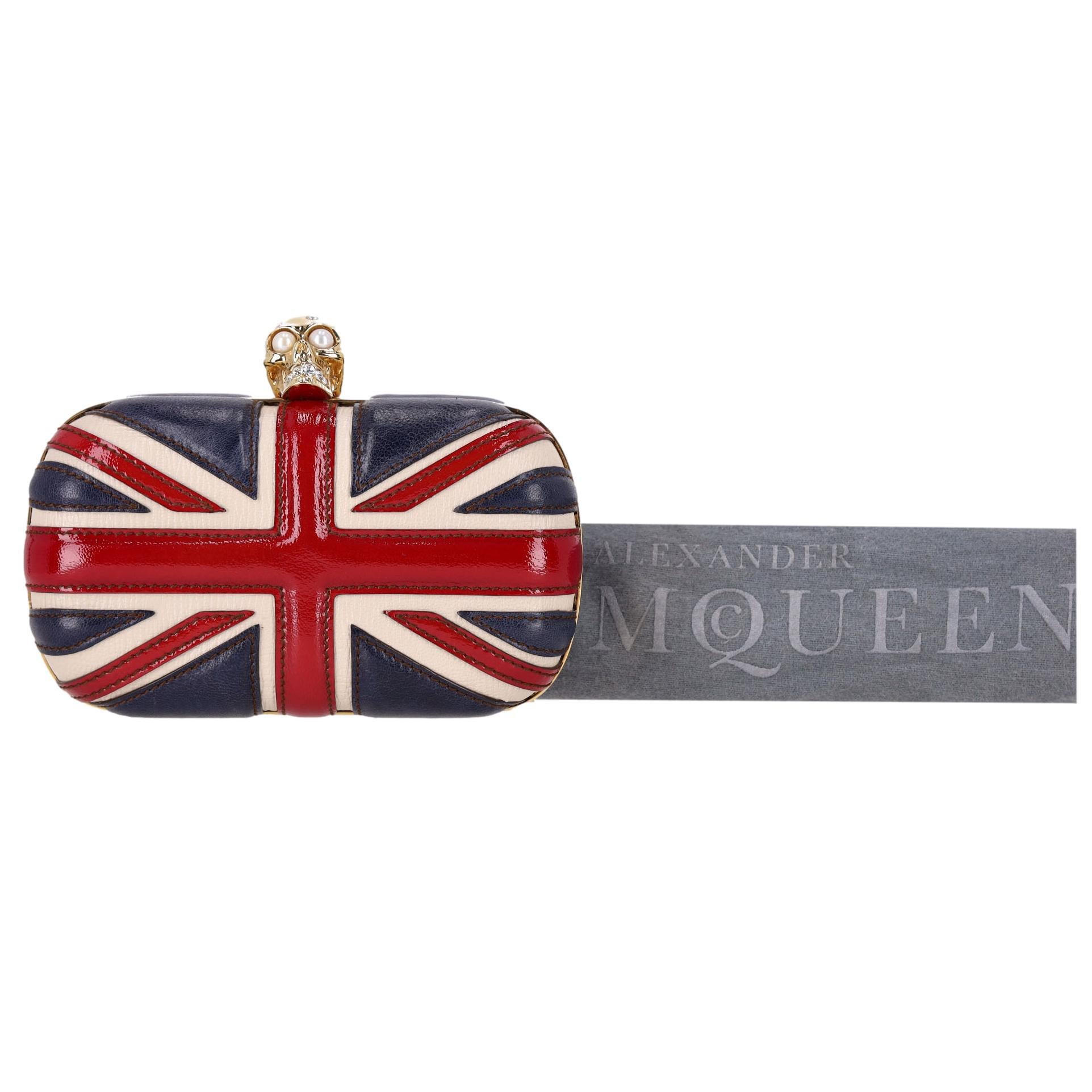 Wir bewundern - Alexander McQueen Leder Union Jack Totenkopf Box Clutch Tasche

Silhouette-Clutch in Kastenform mit Union Jack aus weißem und blauem Leder mit roten Lacklederdetails.

Die Tasche ist mit dem markentypischen goldenen