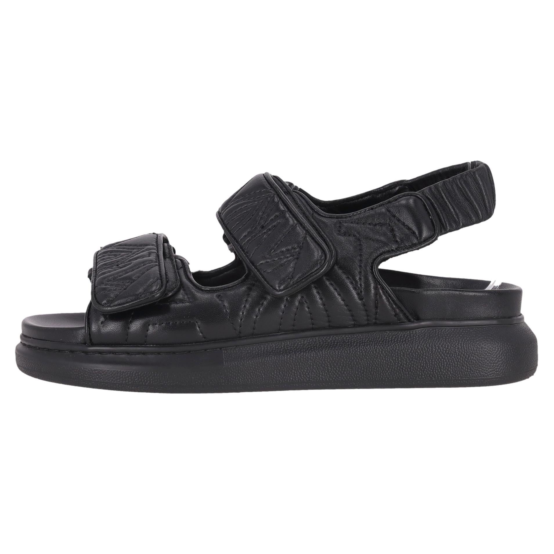 Alexander McQueen - Sandales à scratch en cuir

Sandales noires en cuir agrémentées d'un motif matelassé surpiqué.

Il est doté d'une double bande velcro et d'une bride élastiquée au niveau du dos.

Semelles en caoutchouc épaisses.

Rrp Approx.