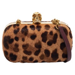 Alexander McQueen Kalbshaar- Totenkopf-Clutch mit Leopardenmuster