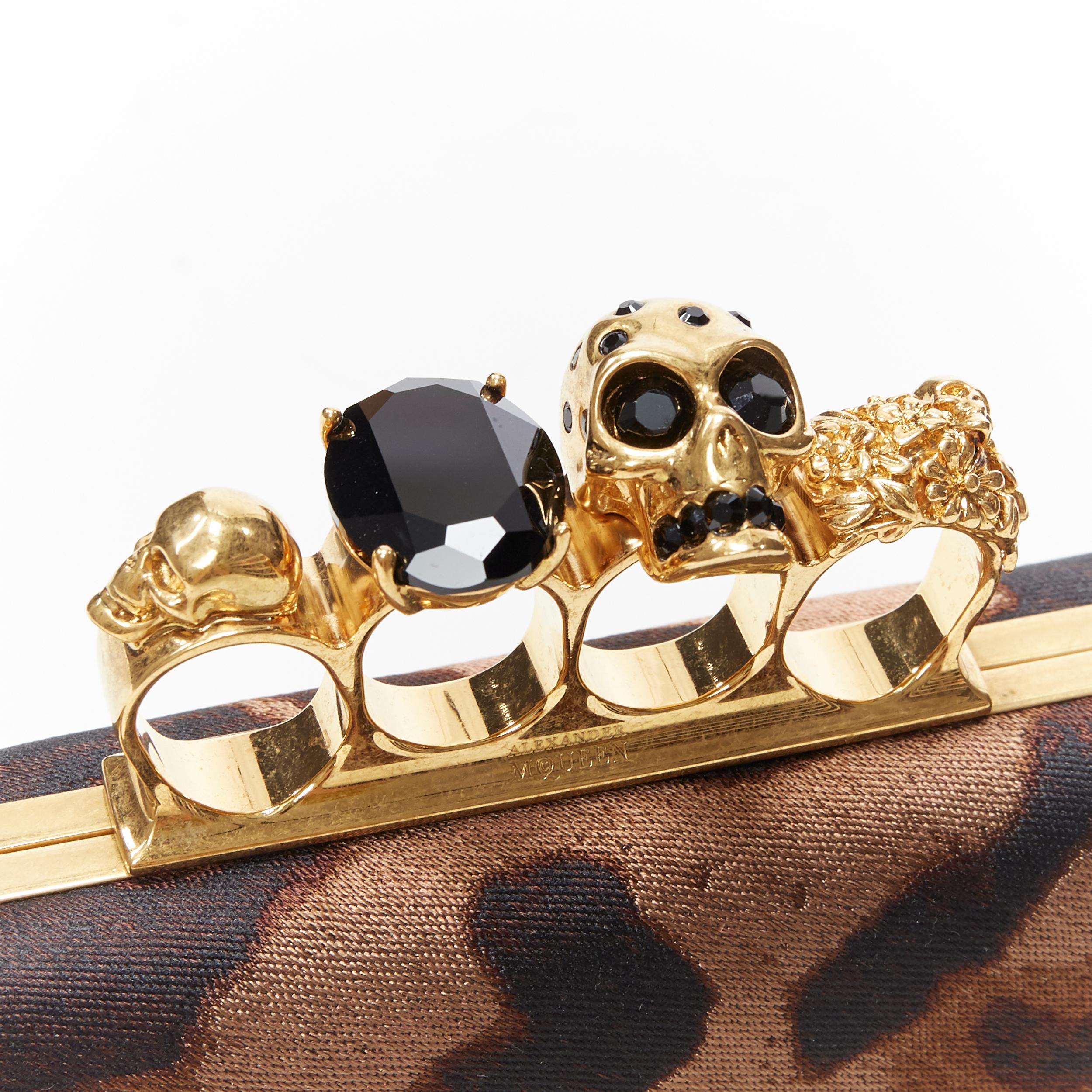 ALEXANDER MCQUEEN leopard print canvas 4-ring skull knuckleduster box clutch
Brand: Alexander McQueen
Designer: Alexander McQueen
Model Name / Style: Box clutch
Material: Fabric
Color: Brown
Pattern: Animal Print
Closure: Clasp
Lining material: