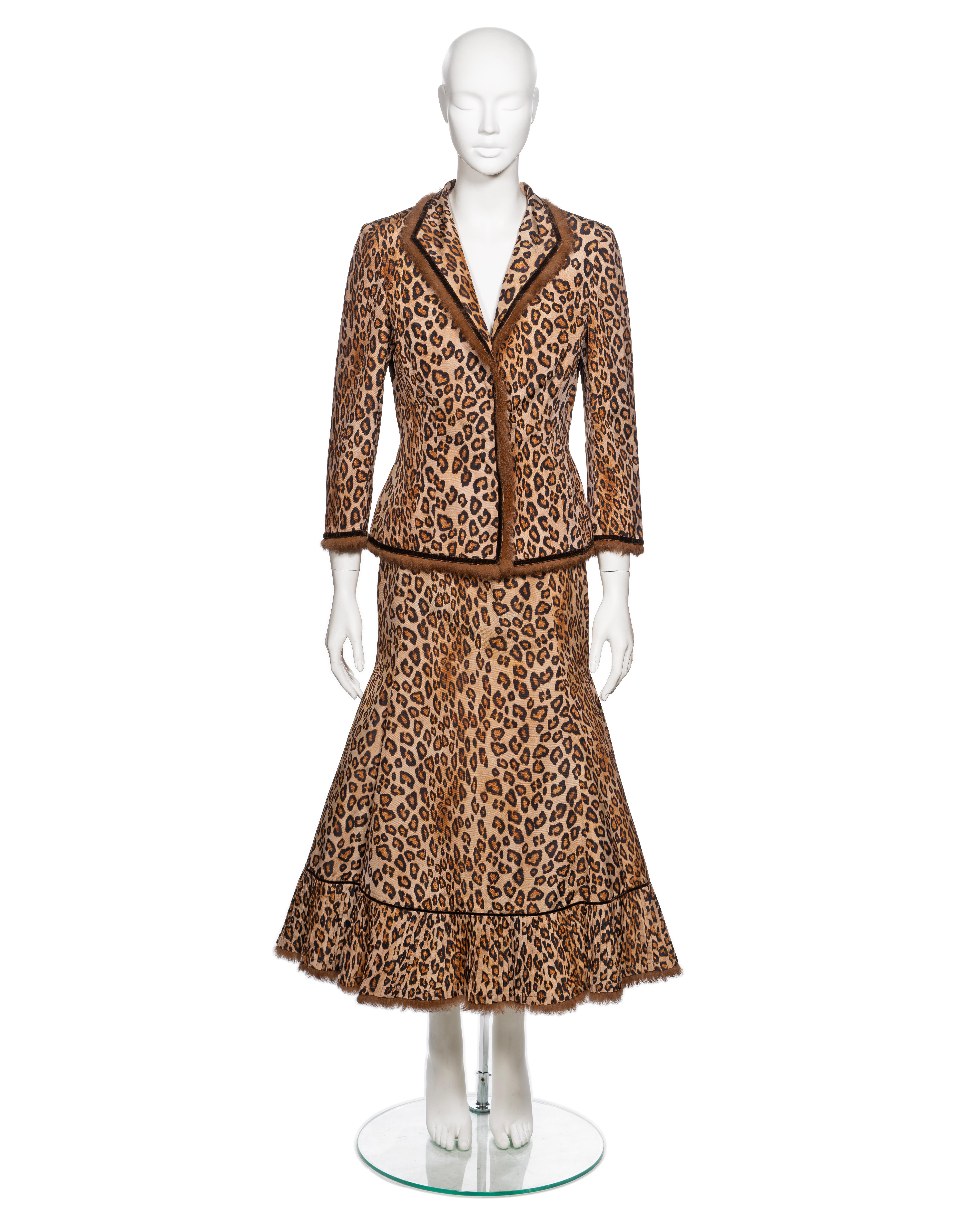 ▪ Brand: Alexander McQueen
▪ Creative Director: Lee Alexander McQueen
▪ Collection: The Man Who Knew Too Much, Fall-Winter 2005
▪ Fabric: Silk Twill, Rabbit Fur
▪ Details: Built-in Petticoat, Velvet Ribbon Trim, Knife Pleats
▪ Contents: