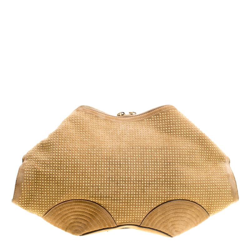 This light brown De Manta clutch from Alexander McQueen gives a sophisticated look and is perfect to carry for an evening party. It features folded corners and a brand plaque detailed with gold-tone motifs. The clutch, beautifully studded all over