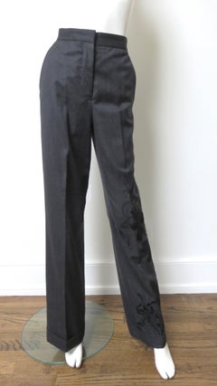 Pantalon gris Alexander McQueen, édition limitée printemps-été 2007 « SARABANDE », avec broderie florale