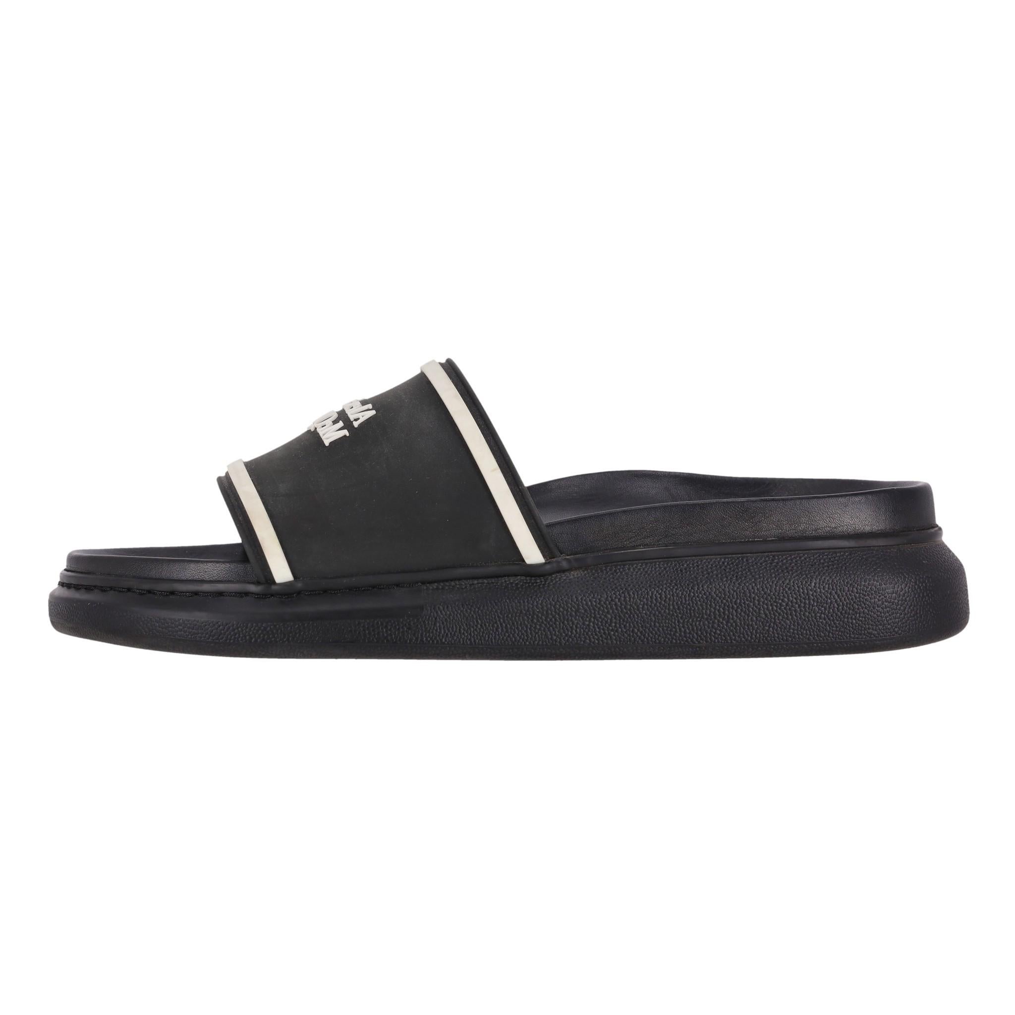 Alexander McQueen Logo Rubber Sliders

Black slides with 'Alexander McQueen' signature in white to the front.

Chunky rubber soles. Rrp Approx. £325

Size – 42

Condition – Good (Some scratches to the rubber)

Composition – Rubber

Comes with –