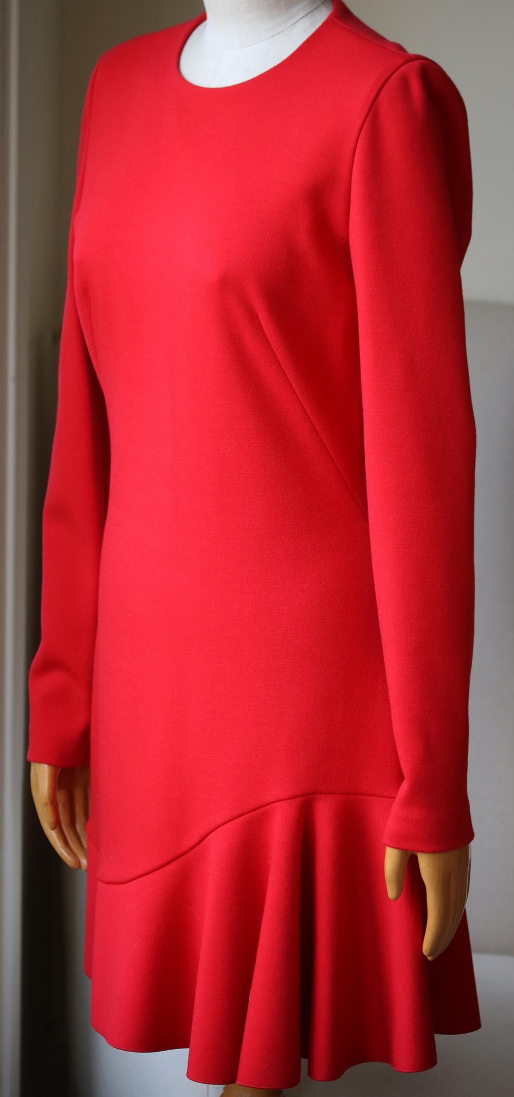 Knitted, lightweight jumper, solid colour, round collar, long sleeves, no appliqués, no pockets, rear closure, zip closure, stretch, dress. 95% Virgin Wool, 5% Elastane. Colour: red.

Size: IT 44 (UK 12, US 8, FR 40)

Condition: As new condition, no