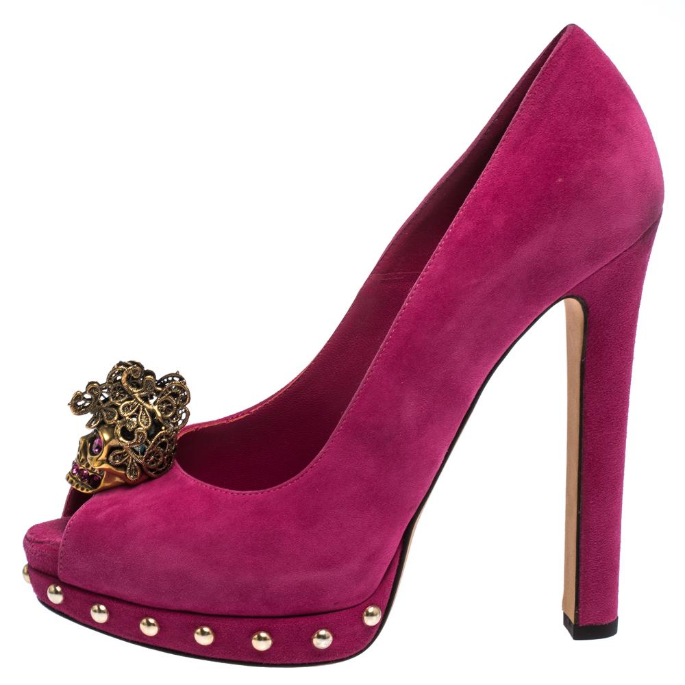 Breathtaking and whimsical, these pumps from Alexander McQueen are here to enchant you and make you fall in love with them. These pink pumps are crafted from suede and feature a peep-toe silhouette. They flaunt signature skull motifs on the uppers,