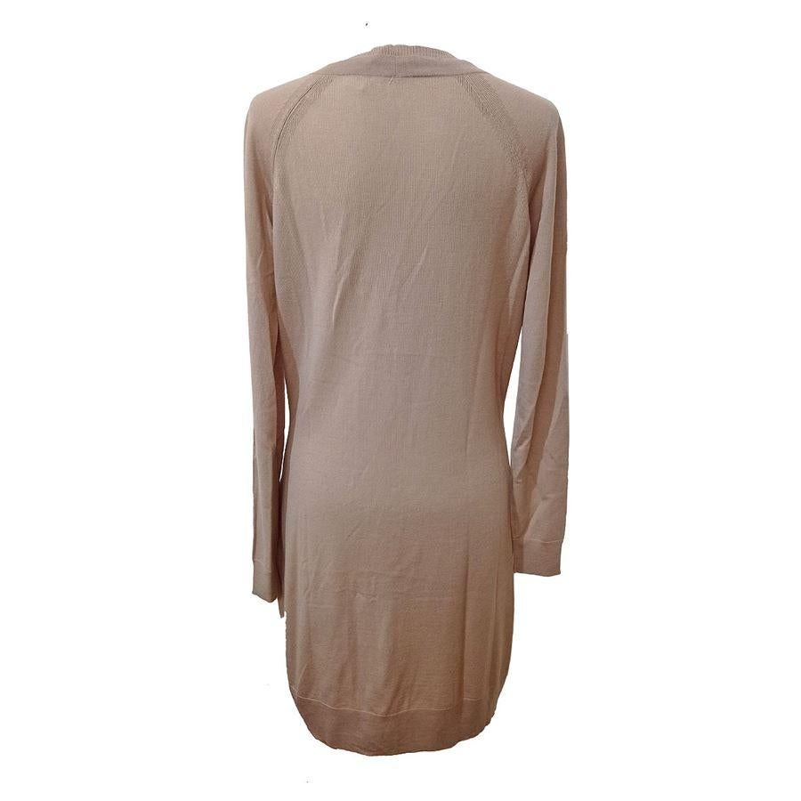 100% Wool Nude color Two pockets Long sleeves V neck Maximum length cm 88 (34,6 inches)

