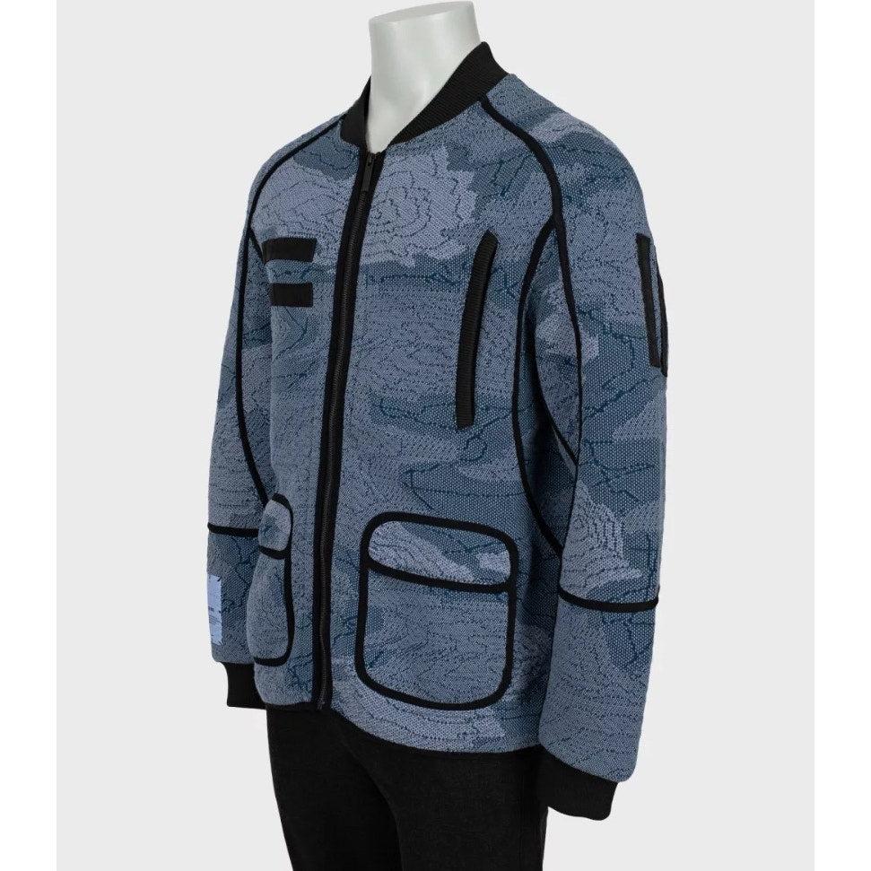 Eleva il tuo guardaroba con questo splendido bomber oversize di McQ Alexander McQueen! Questo bomber blu vanta un'estetica moderna e street-luxury grazie agli esclusivi dettagli delle impunture. Perfetto per aggiungere un look audace e strutturato a