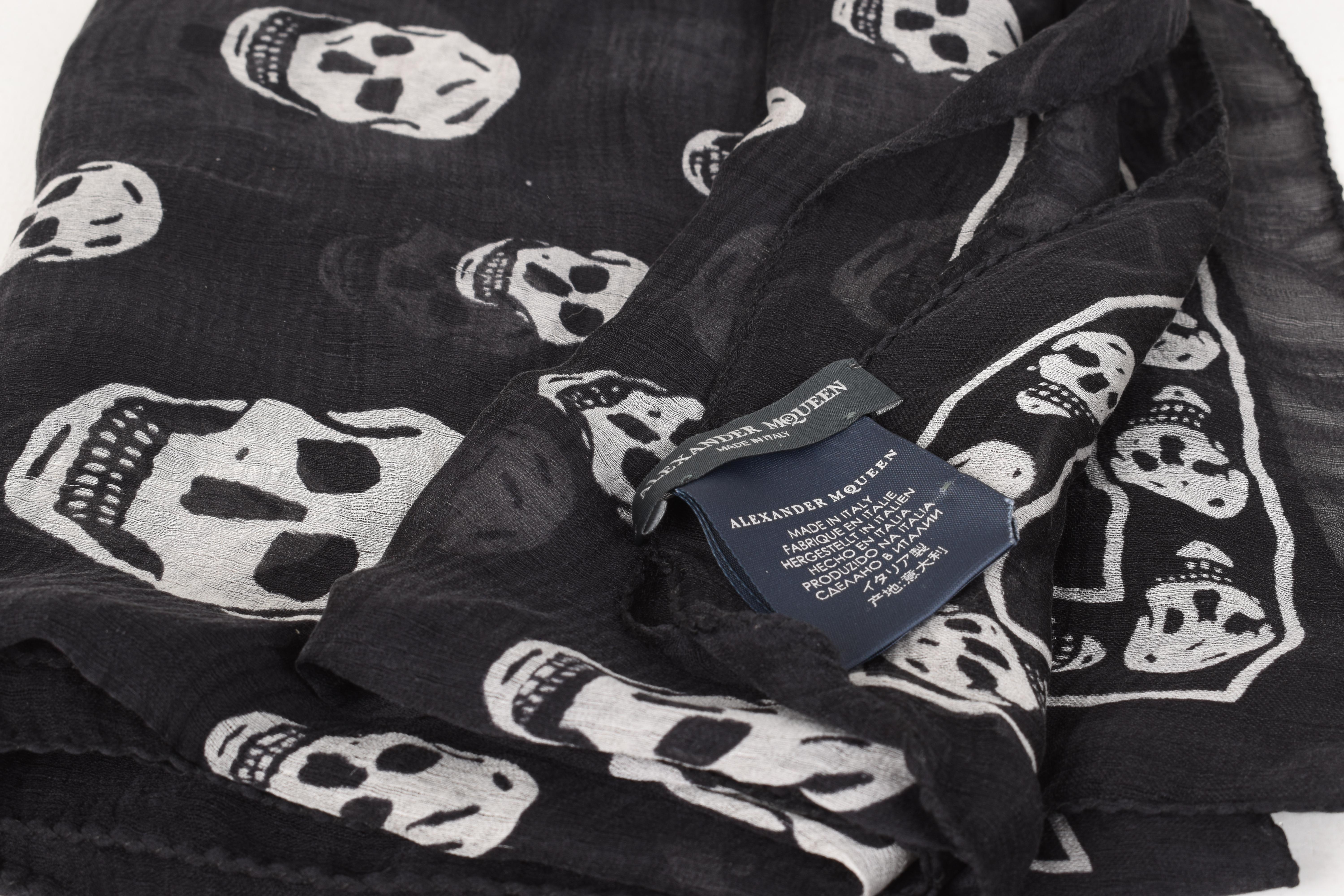 Alexander Mcqueen Men Scarf Silk Skull Unisex Summer One Size, S1433 In Excellent Condition For Sale In Kaunas, LT
