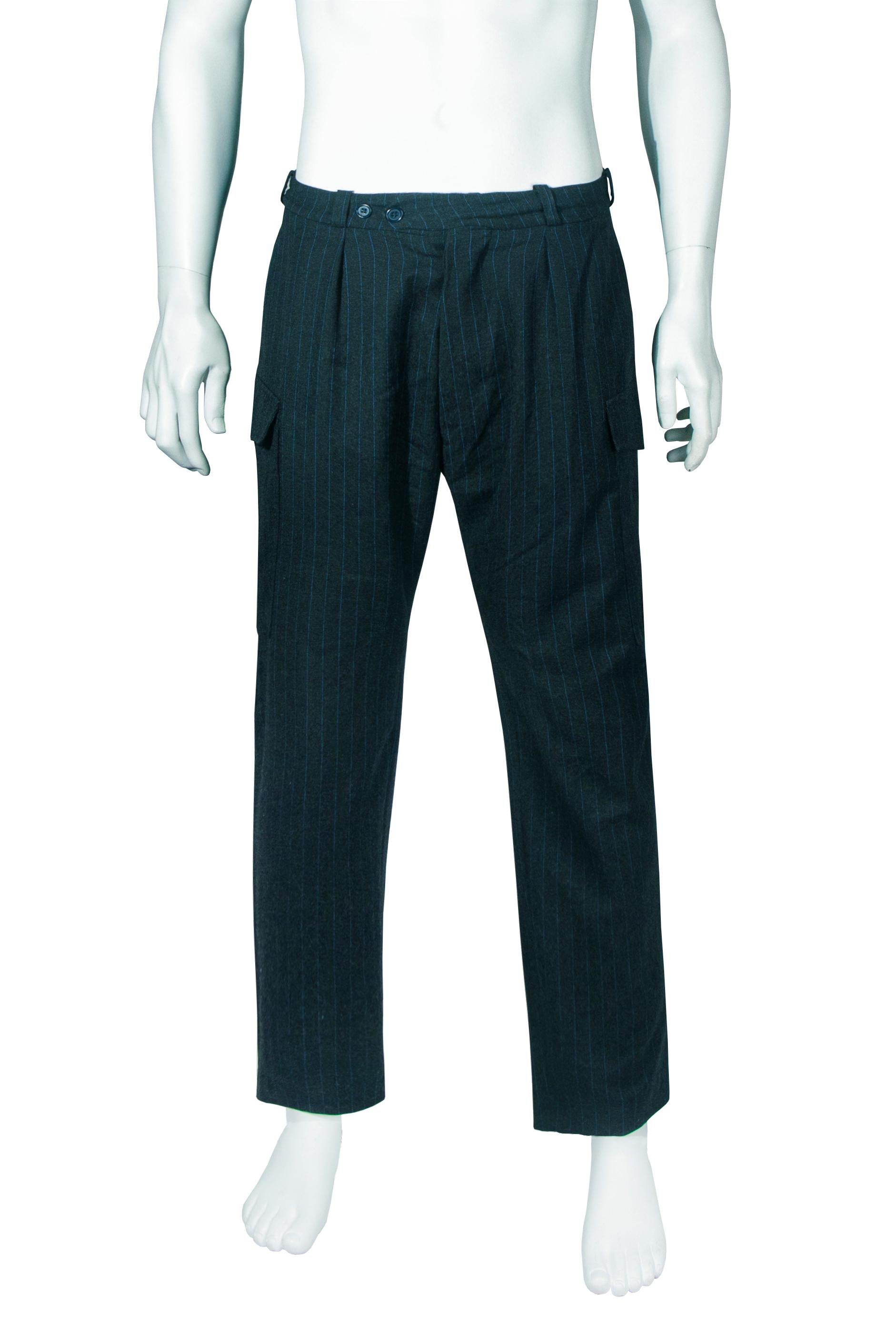 Pantalon cargo à rayures bleues pour homme, automne-hiver 1997, Alexander McQueen 'It's a Jungle Out There'. Porté dans le look 24, ce vêtement est un exemple rare des premiers vêtements masculins de McQueen et de sa formation à Saville Row. Les