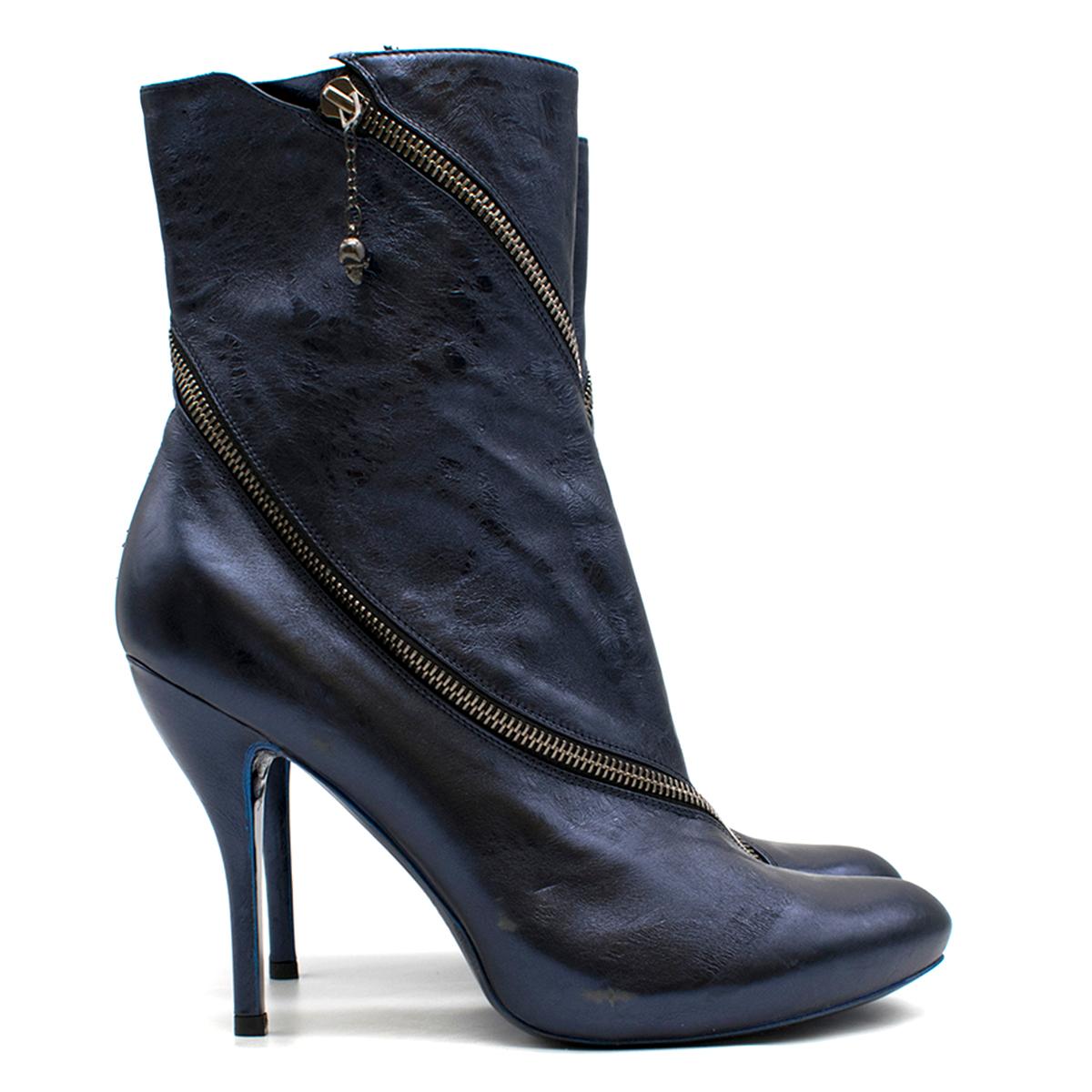 Alexander McQueen Metallic Blue Heeled Ankle Boots

- Metallic blue heeled ankle boots
- Two zips that goes around the shoes
- Rounded toe
- 110mm stiletto heel
- Leather lining
- Blue leather sole
- This item comes with the original dust