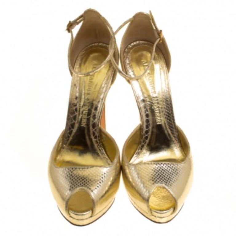 Beige Alexander McQueen Sandales à plateforme en cuir embossé métallisé Taille 40 en vente