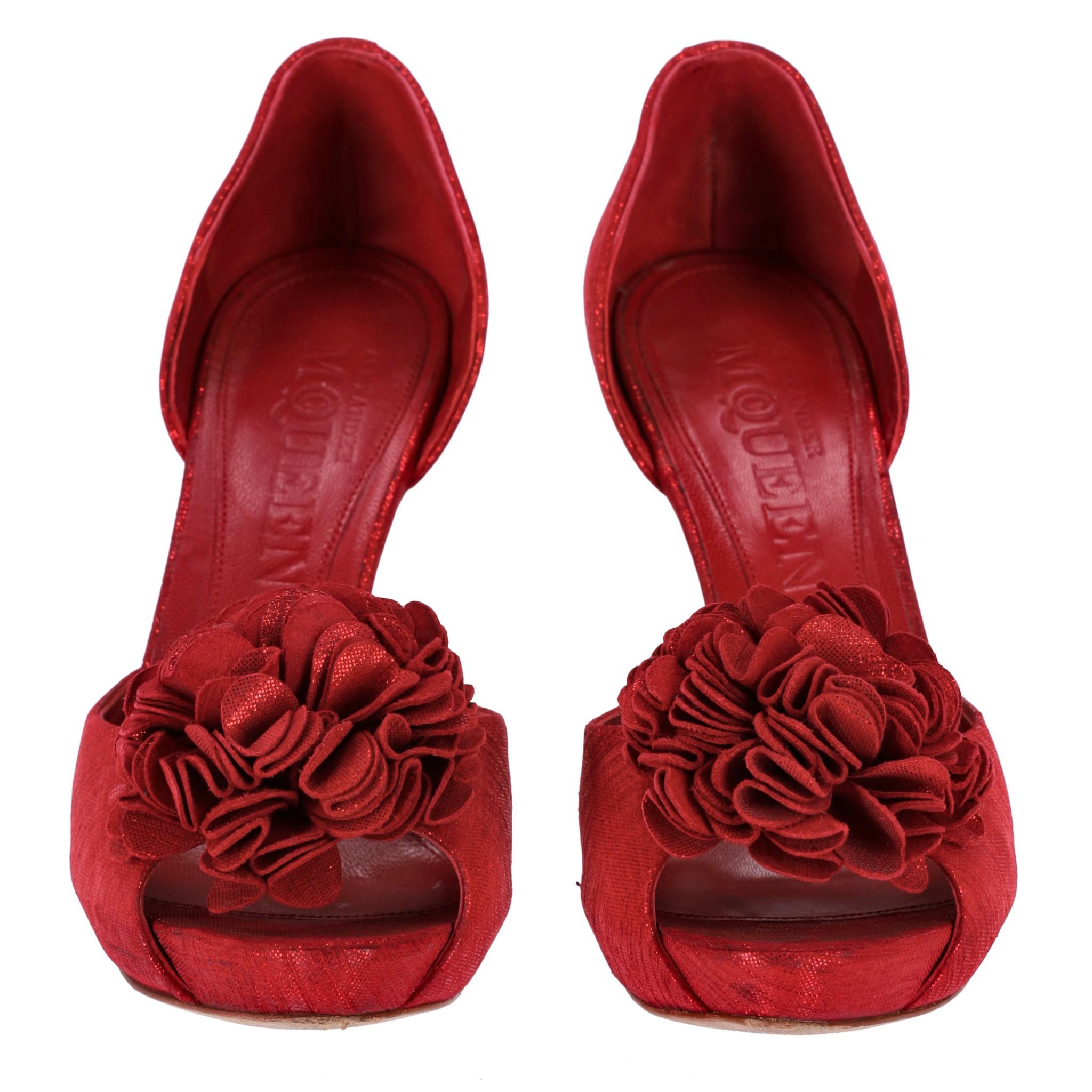 Alexander McQueen Bombas de tela metalizada con adorno de flores

Zapatos de tacón rojos confeccionados en tejido metálico y adornados con una flor de gran tamaño en la pala.

Con peep-toe, plataforma y tacón alto metálico.

Talla - 37

Estado -