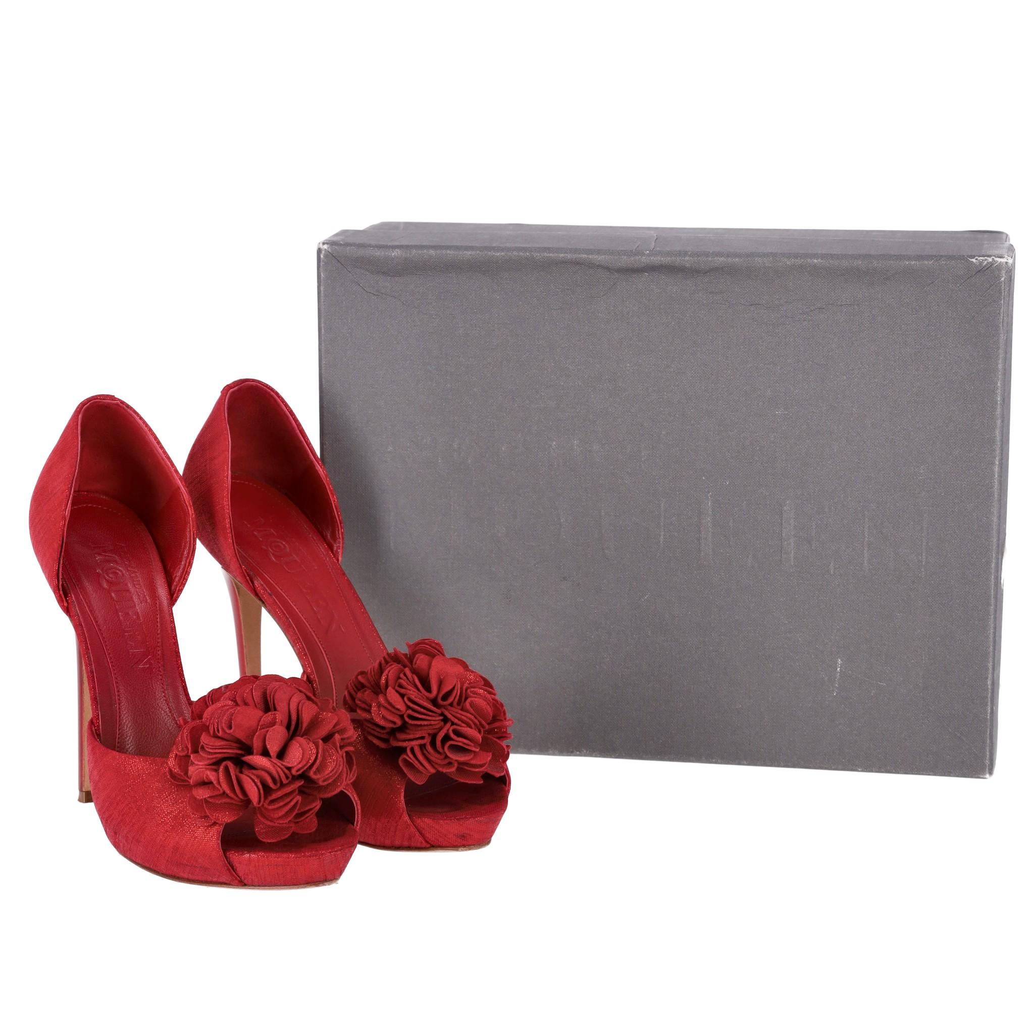 Alexander McQueen Bombas de tela metalizada con adorno de flores Rojo en venta
