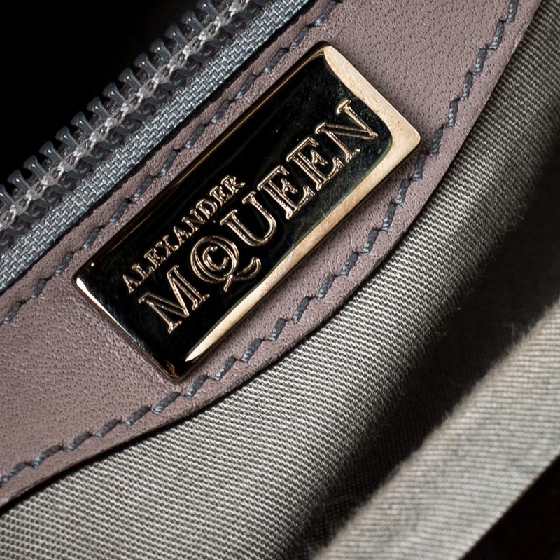 Alexander McQueen - Sacoche Elvie en cuir verni gaufré au croco doré métallisé Bon état - En vente à Dubai, Al Qouz 2