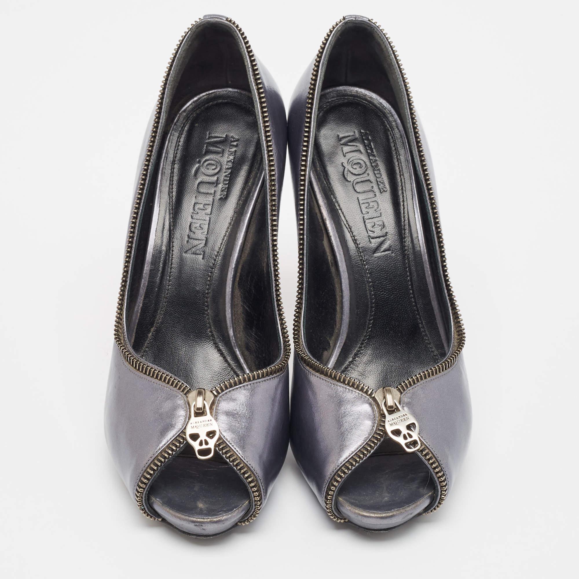 Gris Alexander McQueen escarpins à bout ouvert en cuir métallisé taille 38 en vente