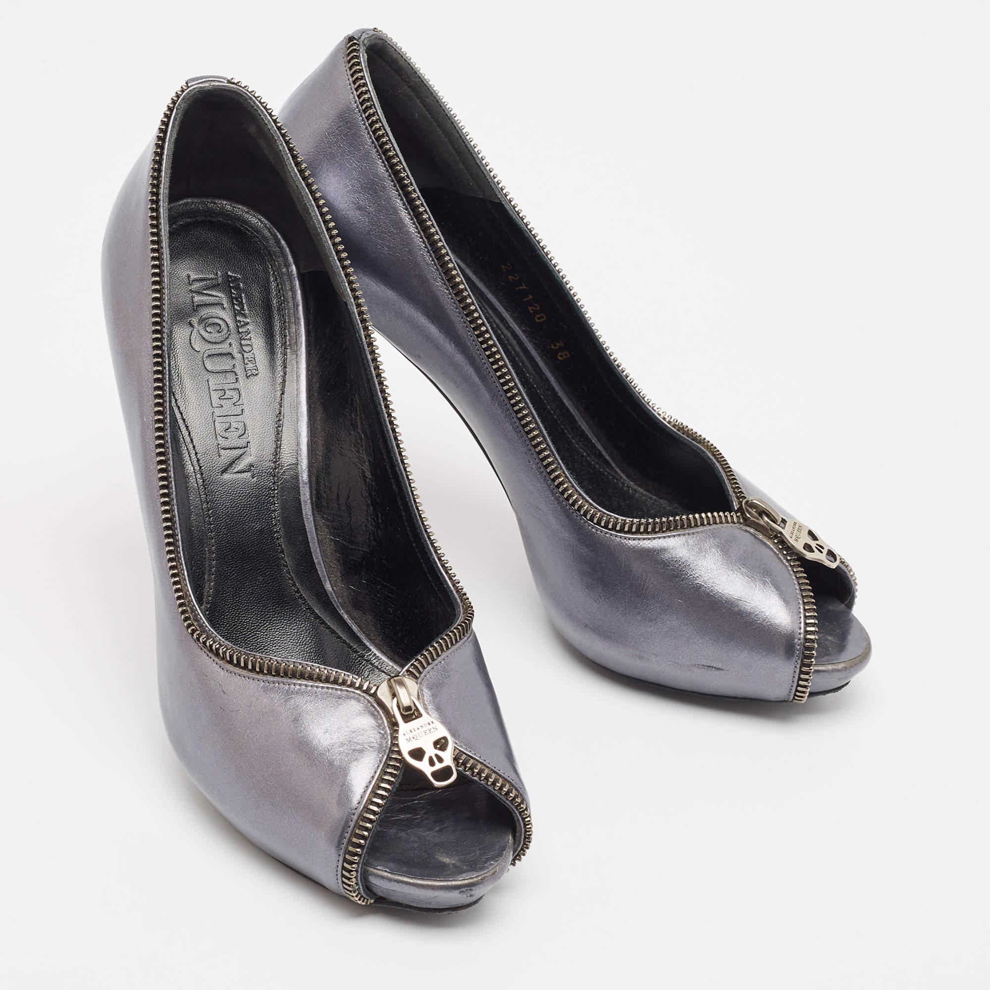 Alexander McQueen escarpins à bout ouvert en cuir métallisé taille 38 État moyen - En vente à Dubai, Al Qouz 2