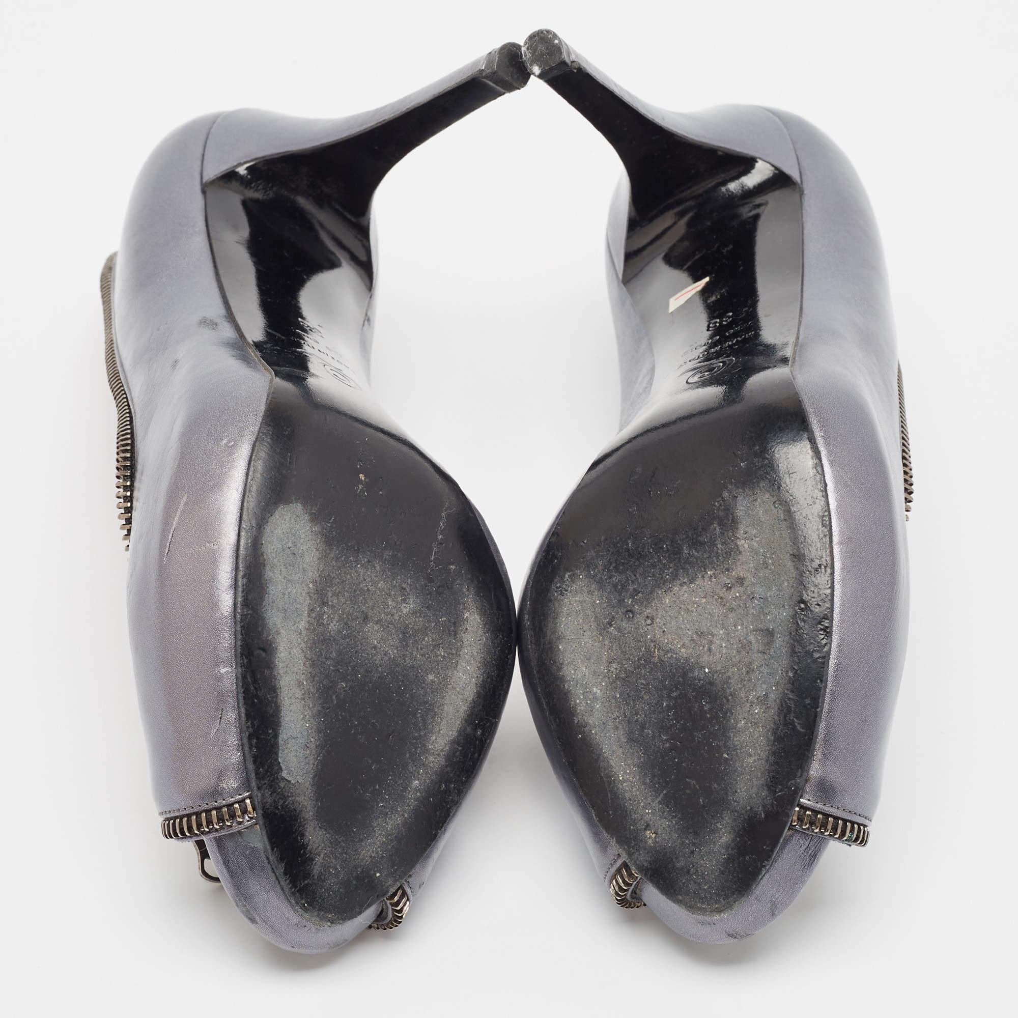 Alexander McQueen escarpins à bout ouvert en cuir métallisé taille 38 en vente 1