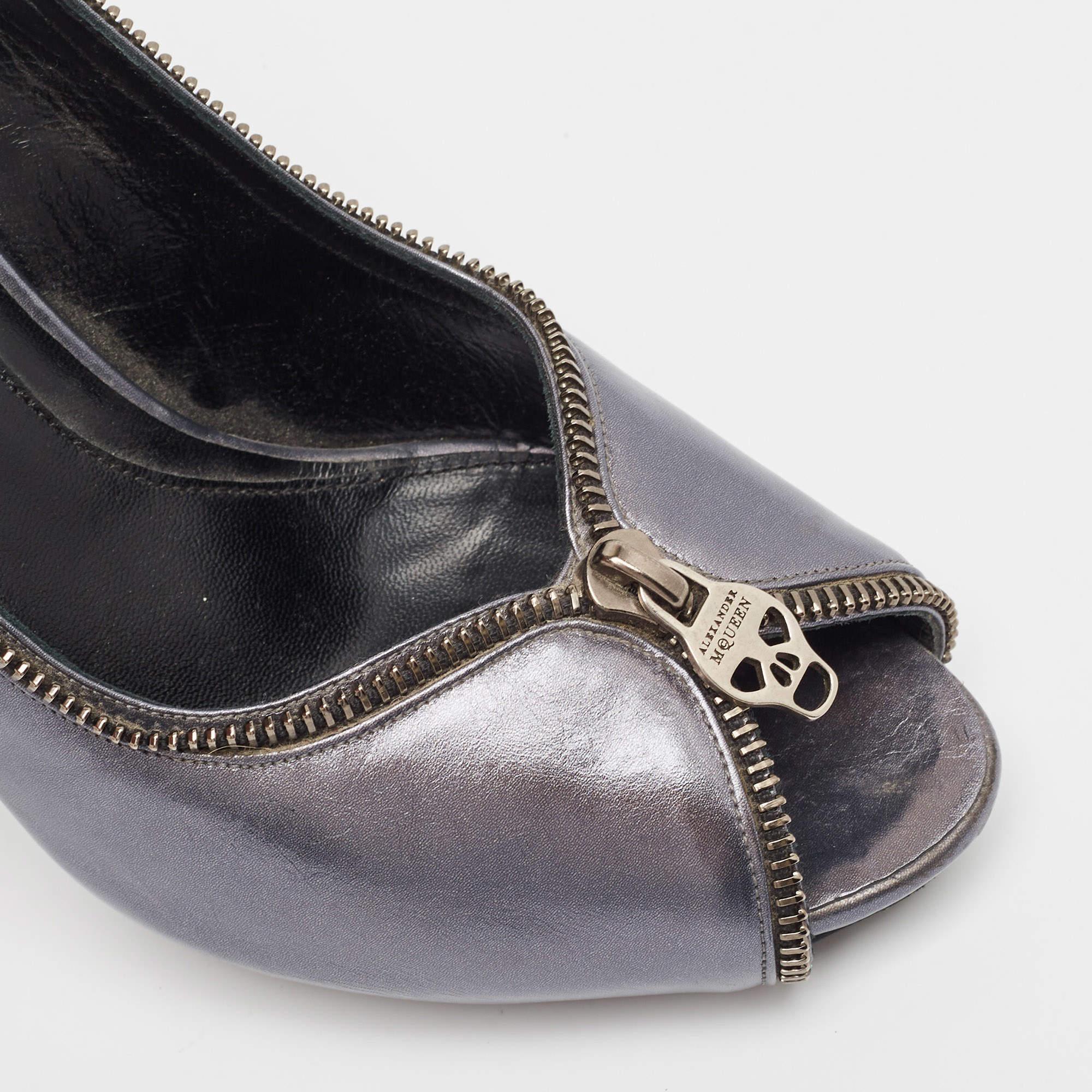 Alexander McQueen escarpins à bout ouvert en cuir métallisé taille 38 en vente 2