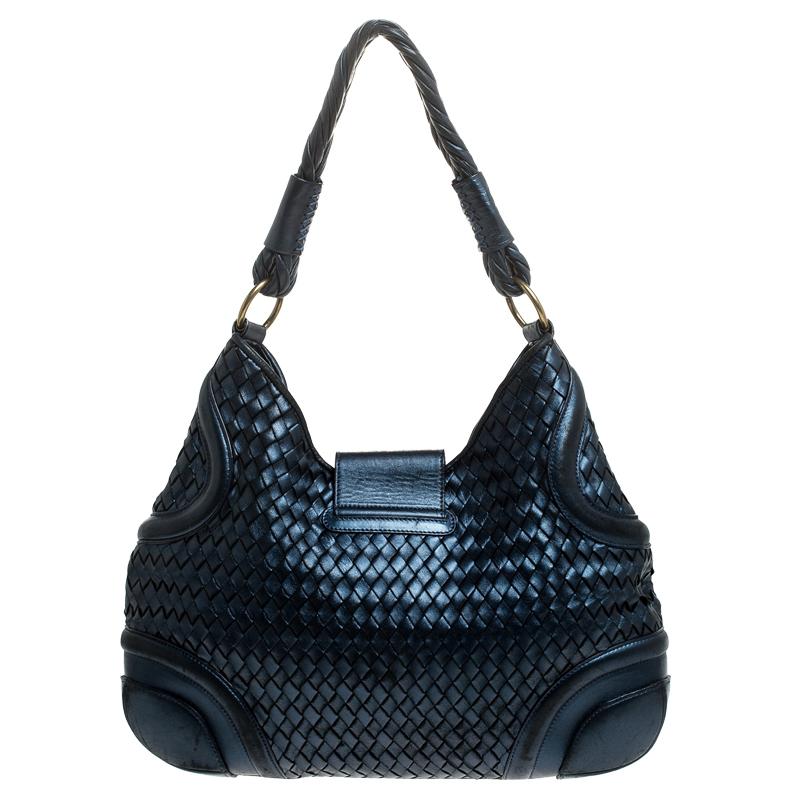 This leather bag by Alexander McQueen will instantly elevate your look. The metallic navy blue bag has a spacious interior and is lined with fabric. It features a woven detail throughout and comes with a single handle, turn-lock closure and