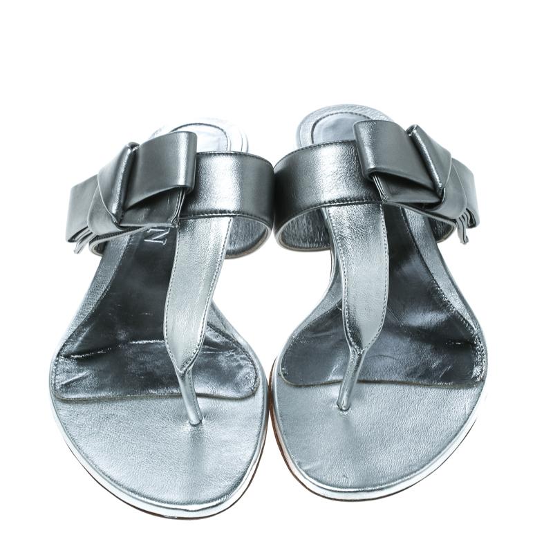 Alexander McQueen Metallic Silver Leather Flat Thong Sandals Size 38.5 In New Condition In Dubai, Al Qouz 2