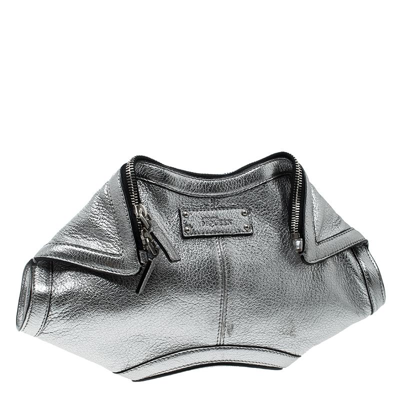 Alexander McQueen Metallic Silver Leather Small De Manta Clutch im Zustand „Hervorragend“ in Dubai, Al Qouz 2