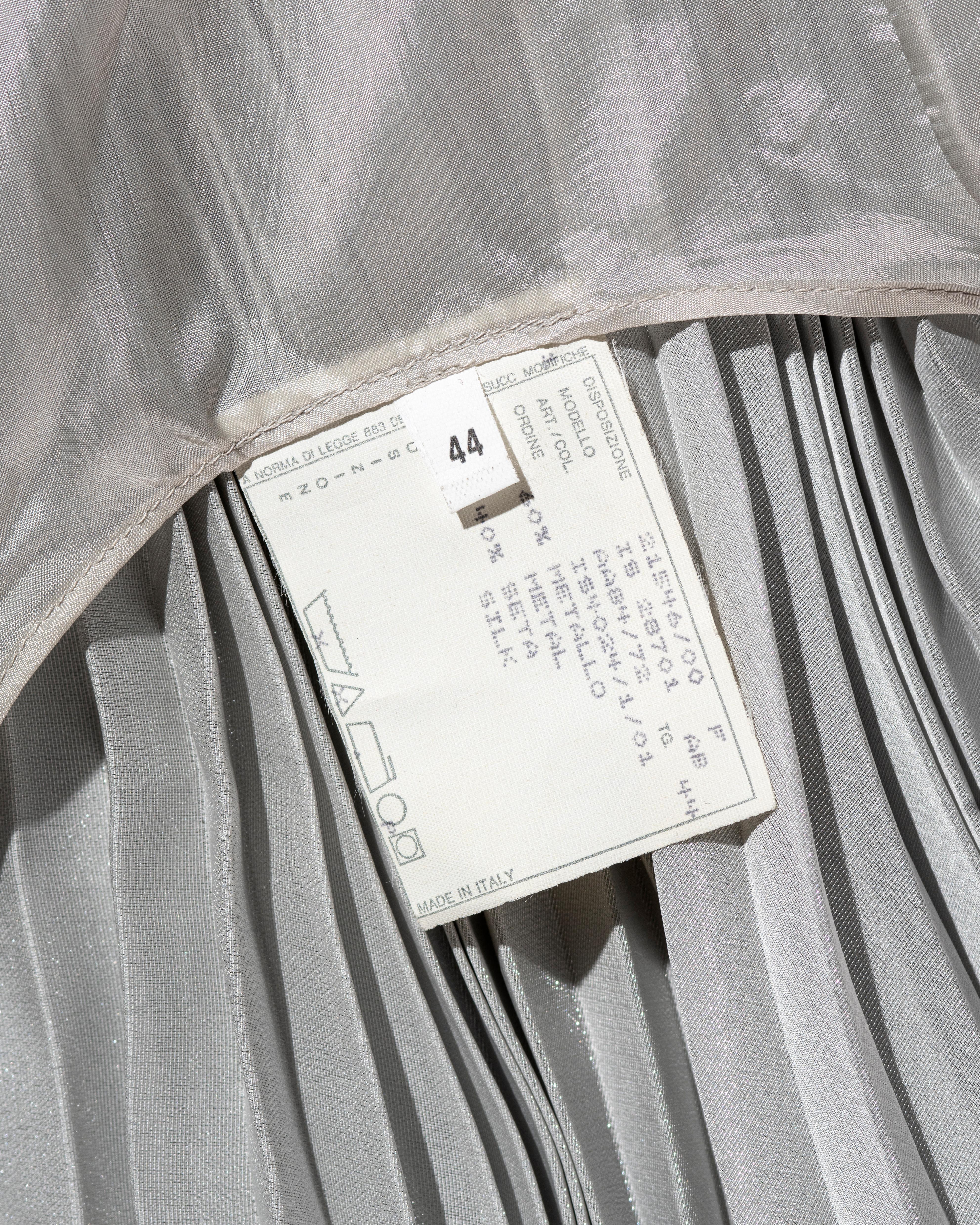 Robe du soir à dos ouvert en lamé de soie argentée Alexander McQueen, ss 1997 en vente 8