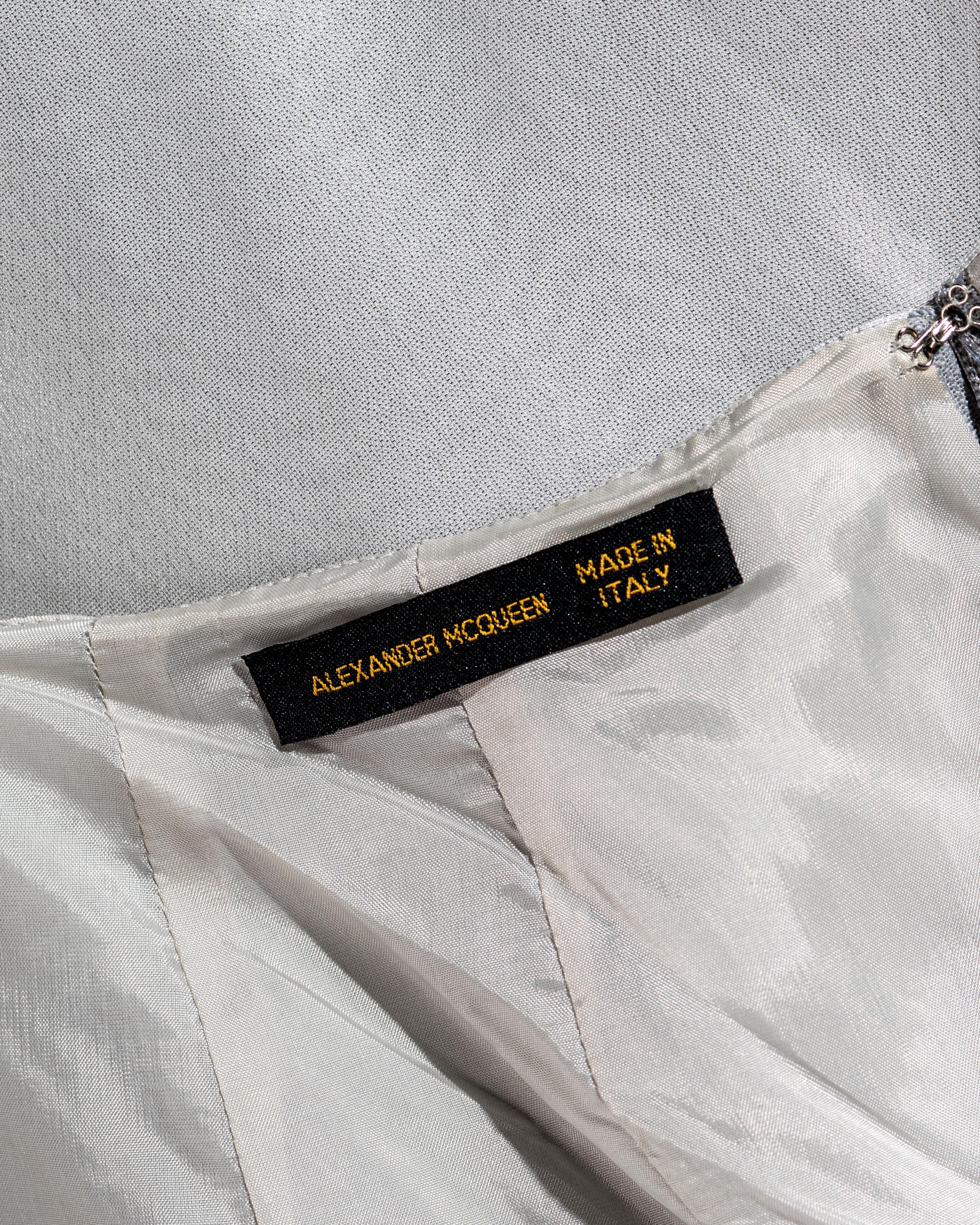 Robe du soir à dos ouvert en lamé de soie argentée Alexander McQueen, ss 1997 en vente 9