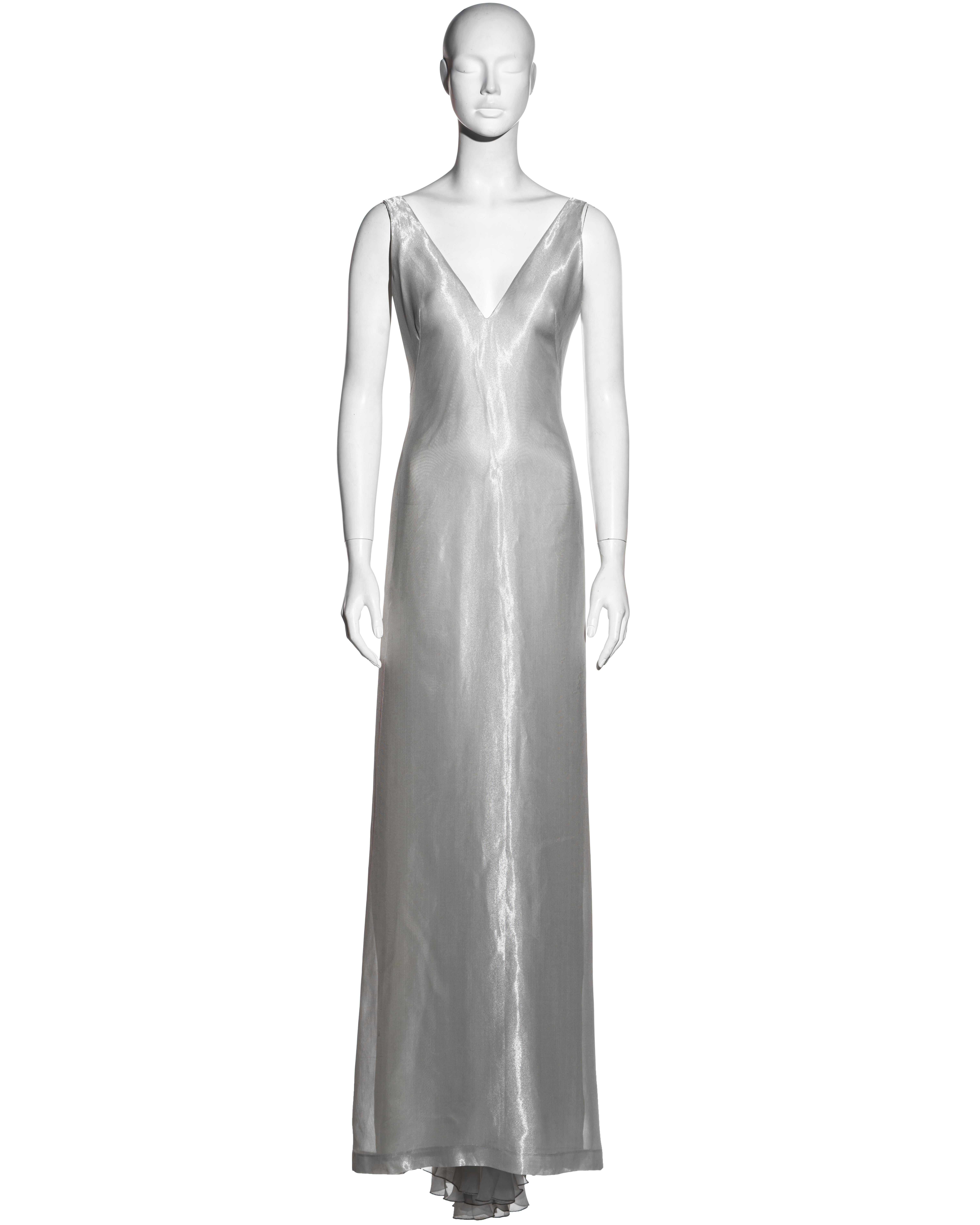 ▪ Alexander McQueen metallic silver silk lamé evening dress
▪ V-neck 
▪ Open back with a belted waist
▪ Accordion pleated panel starting at the hip and finishing into a train
▪ Concealed zipper at the center-back
▪ 60% Metal, 40% Silk
▪ IT 44 - FR