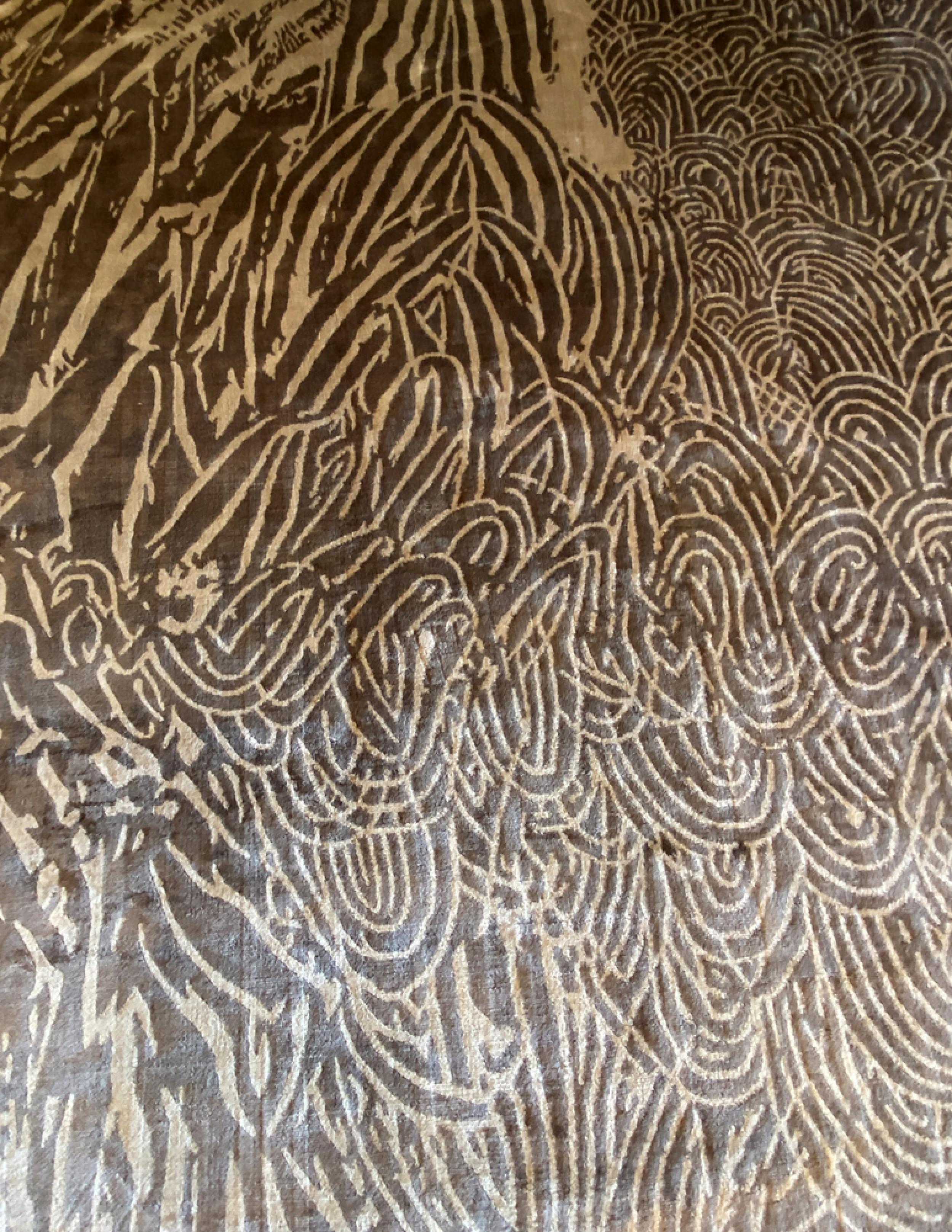 Großer englischer handgewebter Alexander McQueen-Teppich aus Seide mit Federn aus der Mitte des Jahrhunderts (Moderne der Mitte des Jahrhunderts) im Angebot