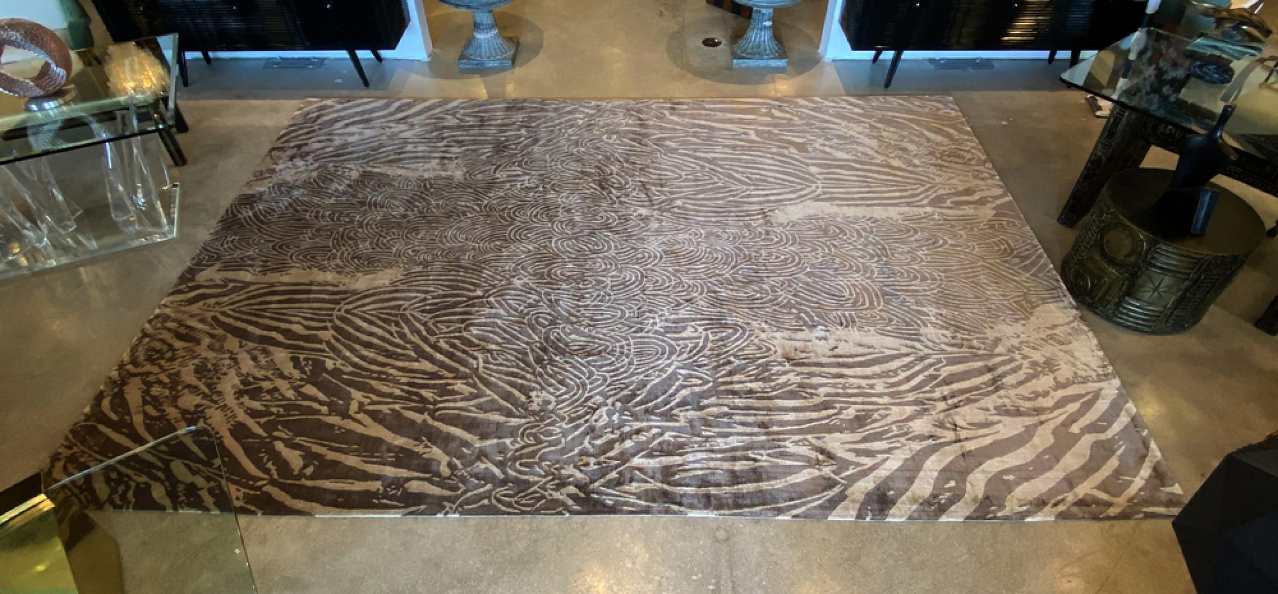 Großer englischer handgewebter Alexander McQueen-Teppich aus Seide mit Federn aus der Mitte des Jahrhunderts (Unbekannt) im Angebot