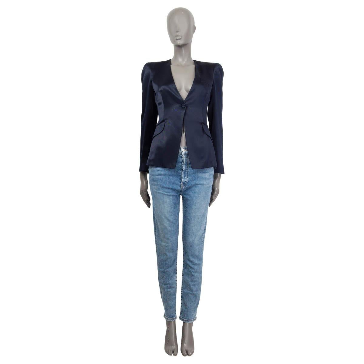 100% authentic Alexander McQueen satin blazer in midnight blue silk (100%). Features padded shoulders and buttoned cuffs. Has two sewn shut flap pockets and one chest pocket at the front. Opens with one button on the front. Lined in midnight blue