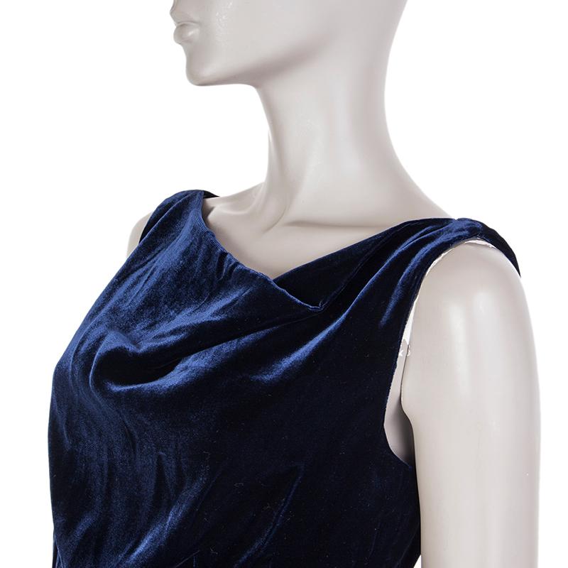 Alexander McQueen velvet sheath dress in midnight blue viscose (84%) and cupro (16%). With boat neck. Closes with hook and invisible zipper on the back. Lined in midnight blue silk (100%). Has been worn and is in excellent condition.

Tag Size