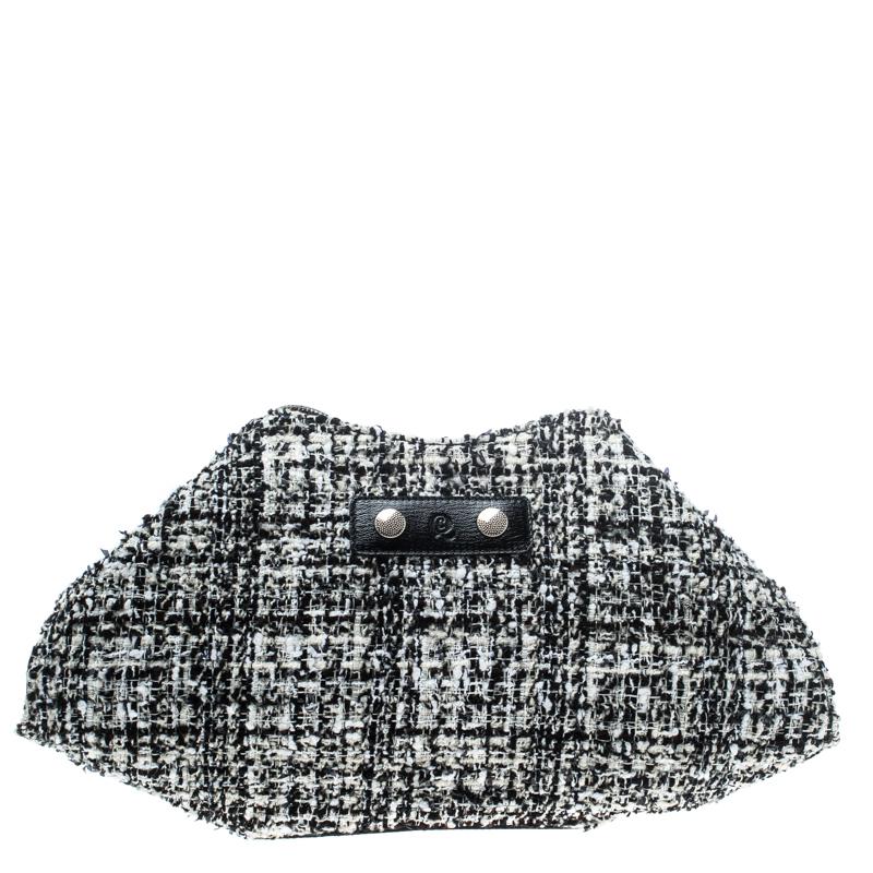 Alexander McQueen brings you this super-edgy clutch that carries a silhouette which will surely grab the attention of your onlookers. It has a tweed exterior, folded top edges and double zippers that lead to a fabric interior.

Includes: The Luxury