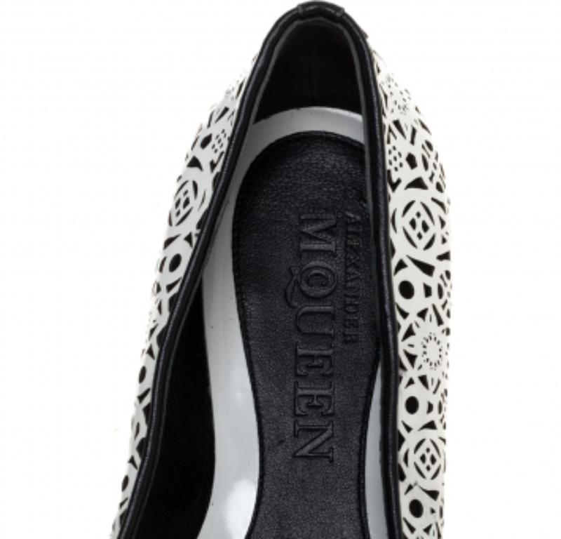 Crafted in laser-cut patent leather, these Smoking slippers from Alexander McQueen will be your ultimate go-to wear. It comes with a round-toe and rests on a leather sole. The monochrome slippers are easy to slip on and off.