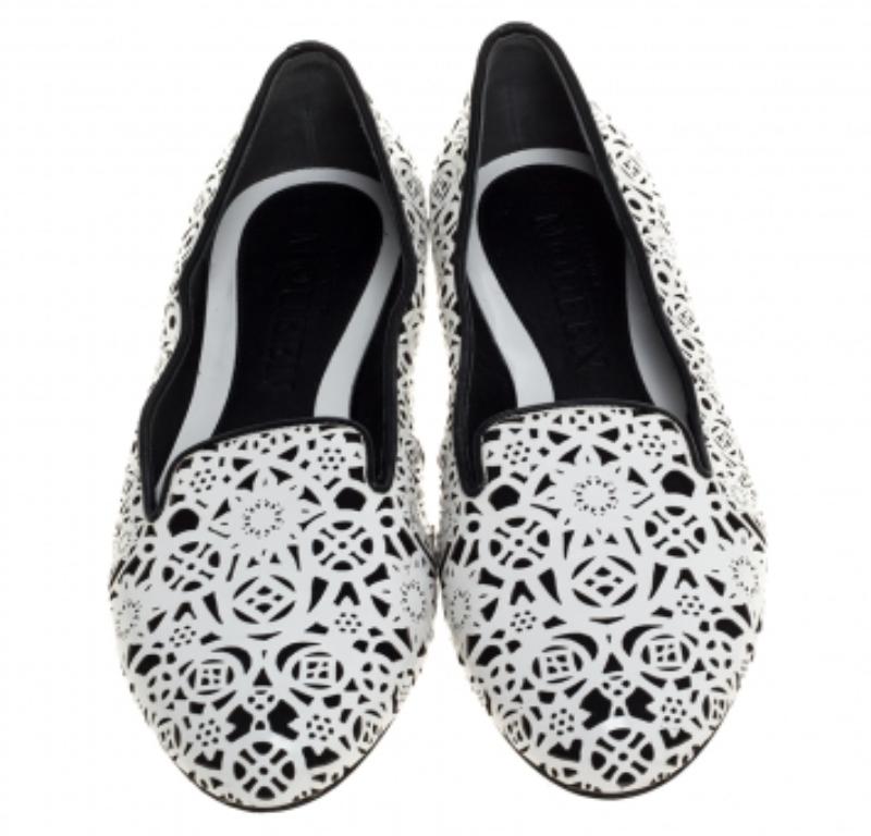 Alexander McQueen Monochrome Laser Cut Patent Leather Smoking Slippers Size 37 Gris en venta