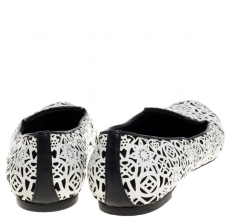Alexander McQueen Monochrome Laser Cut Patent Leather Smoking Slippers Size 37 en Bueno estado para la venta en Dubai, Al Qouz 2
