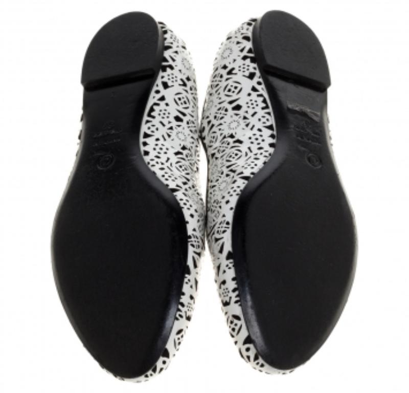 De las mujeres Alexander McQueen Monochrome Laser Cut Patent Leather Smoking Slippers Size 37 en venta