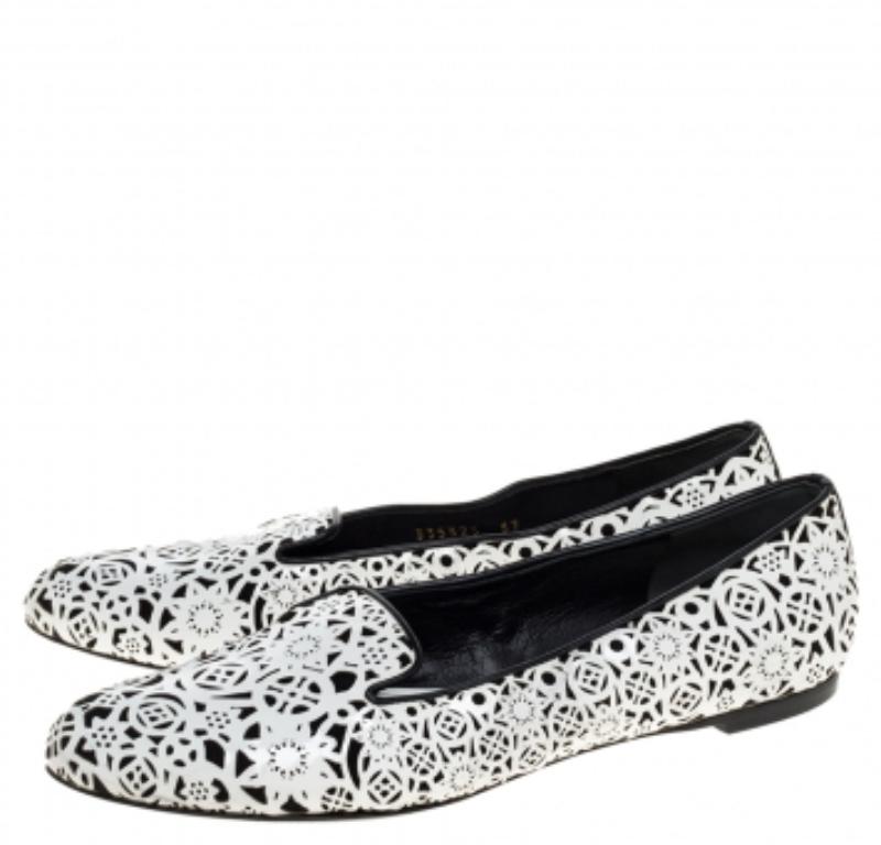 Alexander McQueen Monochrome Laser Cut Patent Leather Smoking Slippers Size 37 en venta 1