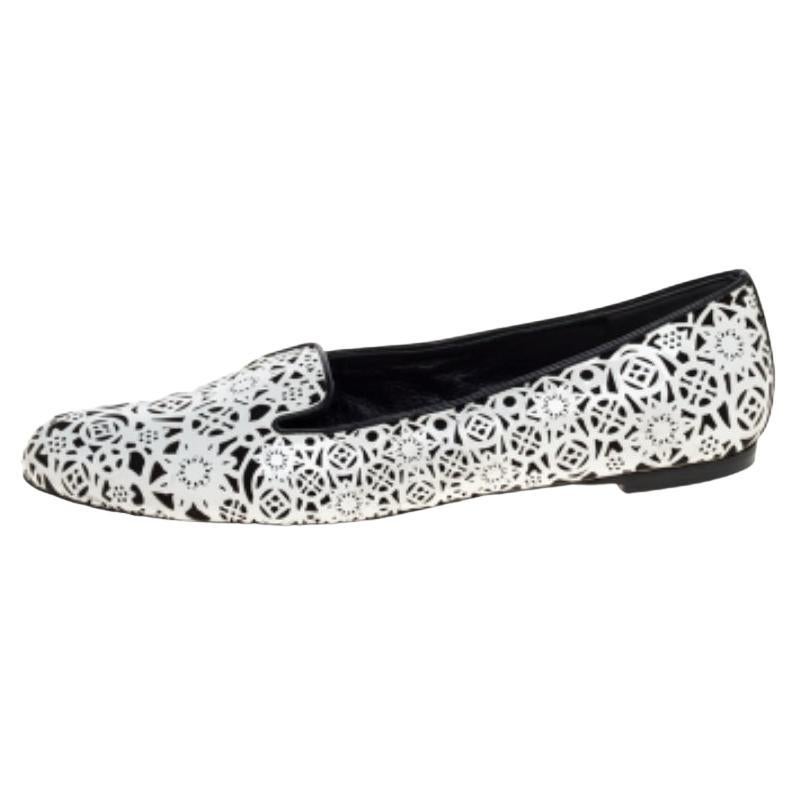 Alexander McQueen Monochrome Laser Cut Patent Leather Smoking Slippers Size 37 en venta