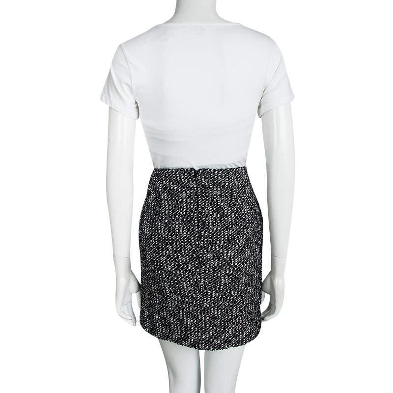 Alexander McQueen brings to you this classic skirt for all your monochrome obsession. This tweed skirt is made of a cotton blend and features a simple structured silhouette with slit detailing at the bottom. It has a concealed zip closure at the