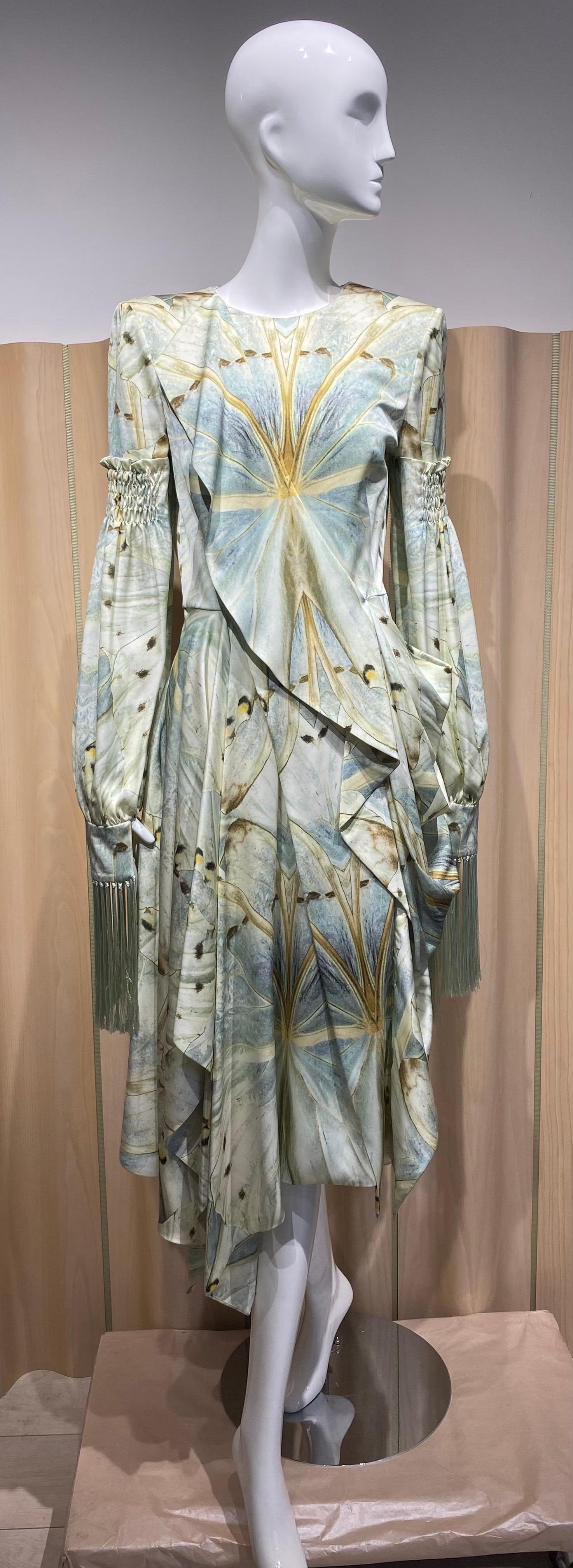 Alexander McQueen Long sleeves Silk Print Dress in light green and brown from Fall 2018
- tassel sleeves
Size Medium 6/8 see measurement :
Bust 36 inches
waist 28 inches/ dress length 54”
sleeve : 27 inches

