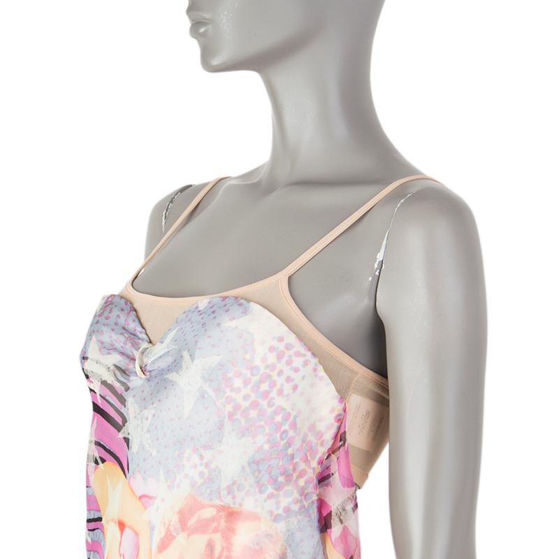 Alexander McQueen pin-up-print drapped dress in peach, pink and light blue silk chiffon (92%), nylon (6%) and elastane (2%). Bult-in nude mesh bra (approx cup-size 75b). Lined in white. Has been worn and is in excellent condition.

Tag Size 42
Size