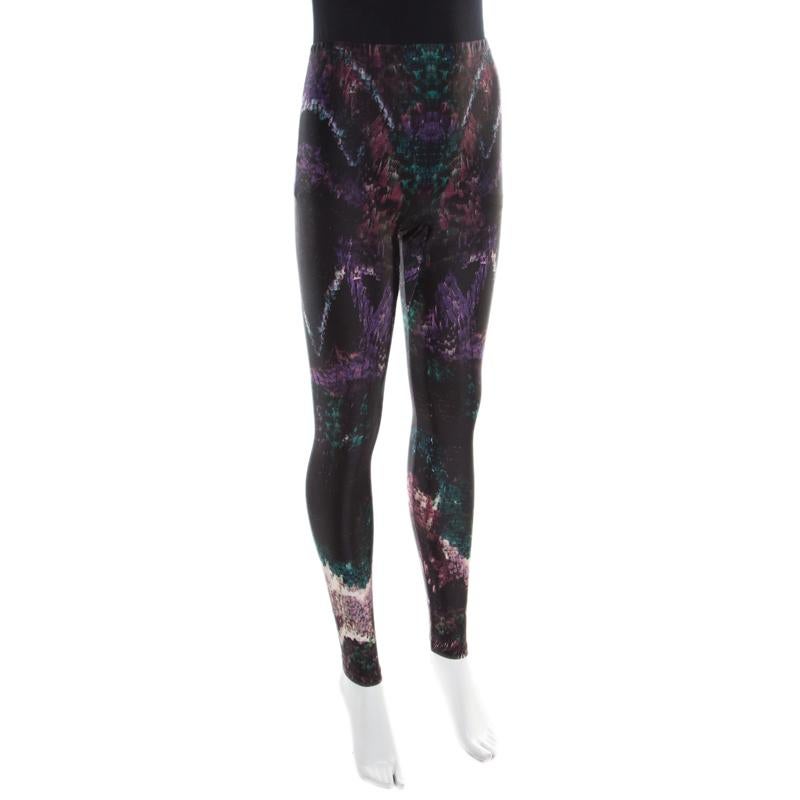 The search for the perfect leggings ends with this number from Alexander McQueen. Digital printed, the leggings are made of a blend of fabrics and are comfortable to wear. They can be paired with t-shirts/shirts and are sure to look fabulous on