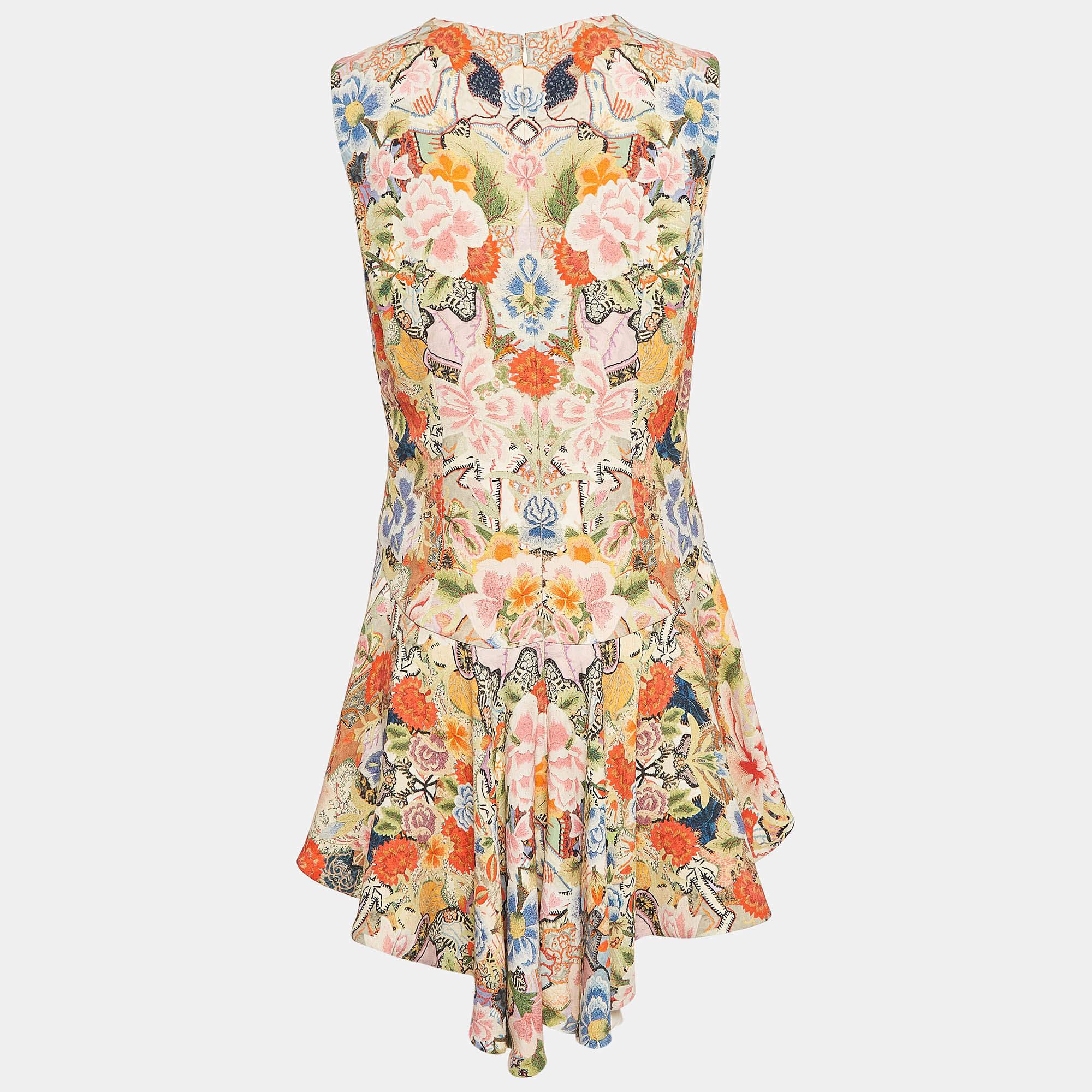 Ce haut de créateur est synonyme de style et de confort. Confectionnée à partir des meilleurs tissus, cette création a fait l'objet d'une attention toute particulière. Il s'associe à une jupe et à des talons.