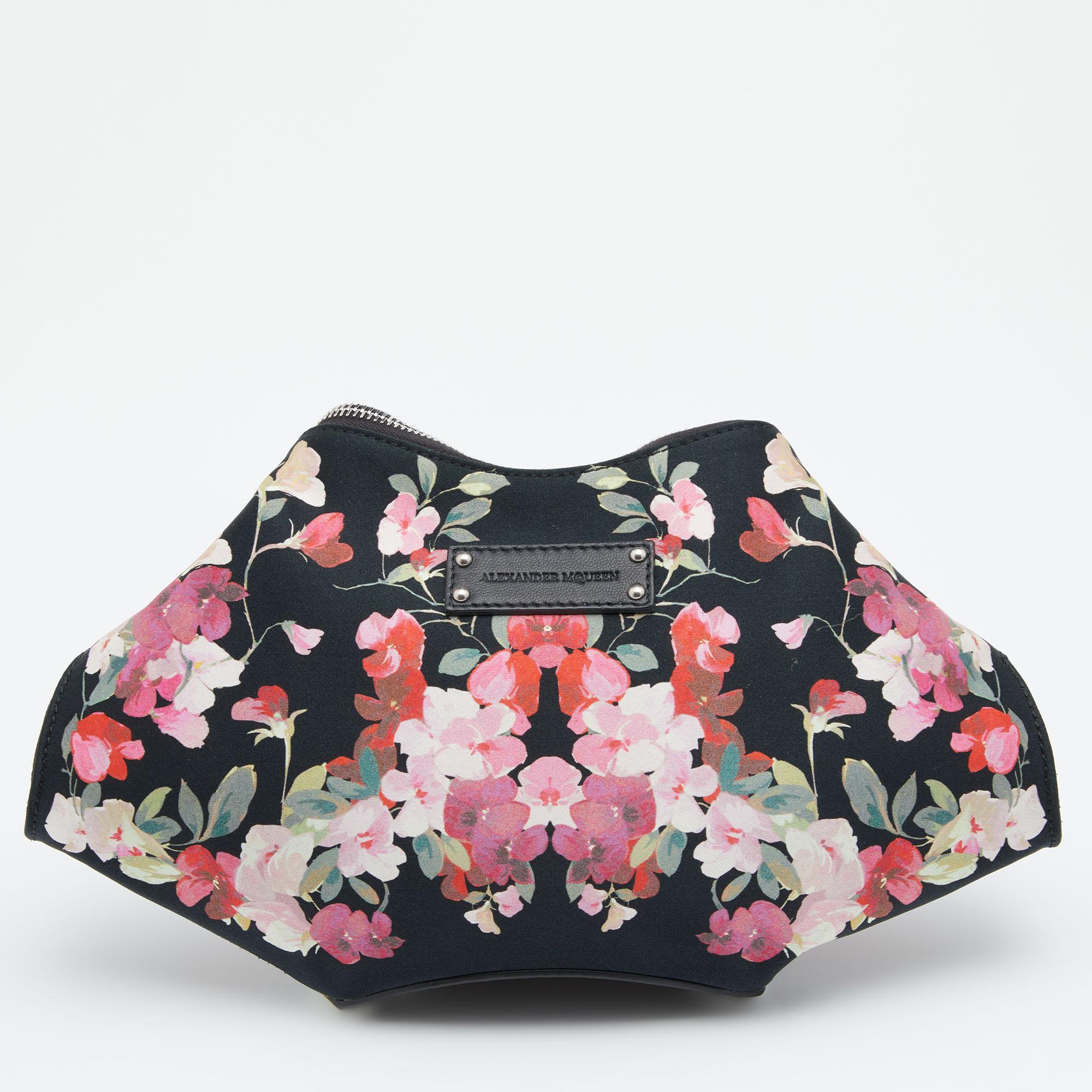 Alexander McQueen brings you this chic De Manta clutch to elevate all your party attires! It is fashioned in multicolored floral-printed satin, which is embellished with silver-tone hardware. It opens to a roomy fabric-lined interior. Invest today
