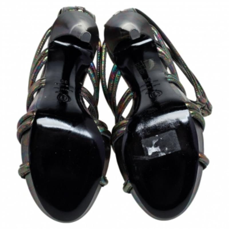 These Alexander McQueen sandals are anything but ordinary and are definitely worthy of being a part of your closet! They have been crafted from leather and radiate an oil-slick texture. They flaunt a gladiator design on the vamps and come equipped