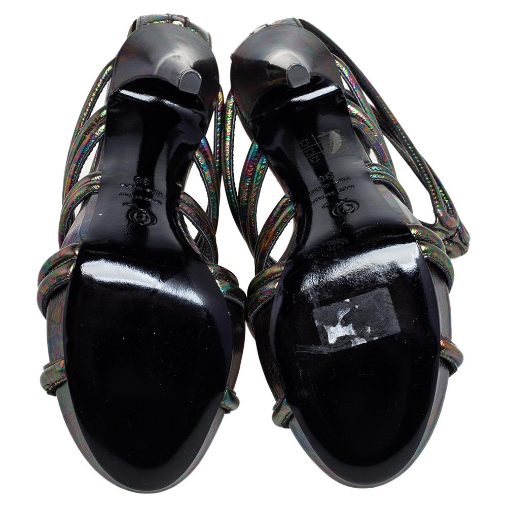 These Alexander McQueen sandals are anything but ordinary and are definitely worthy of being a part of your closet! They have been crafted from leather and radiate an oil-slick texture. They flaunt a gladiator design on the vamps and come equipped